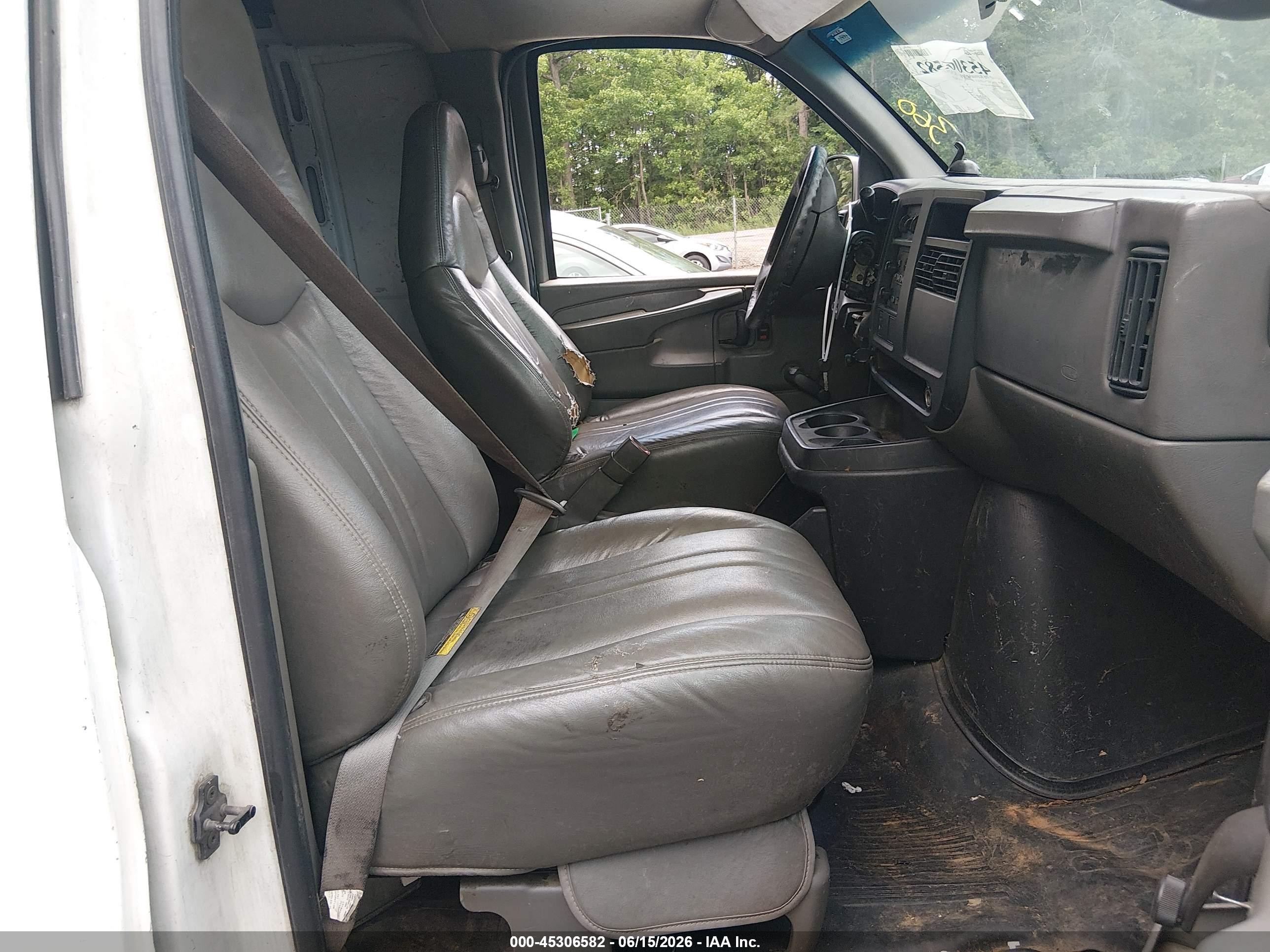 2004 Chevrolet Express   White vin: 1GCGG25V541163799