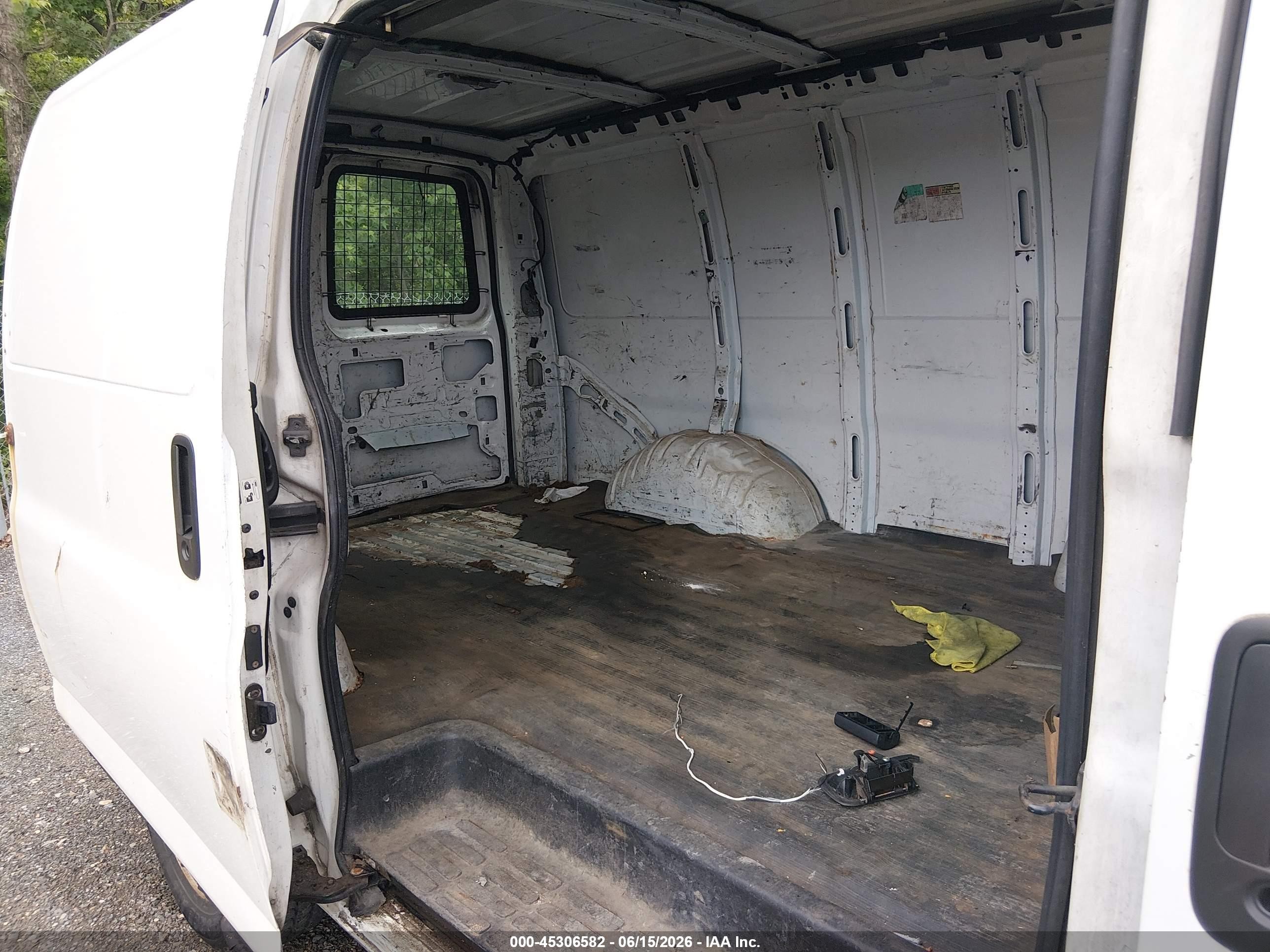 2004 Chevrolet Express   White vin: 1GCGG25V541163799
