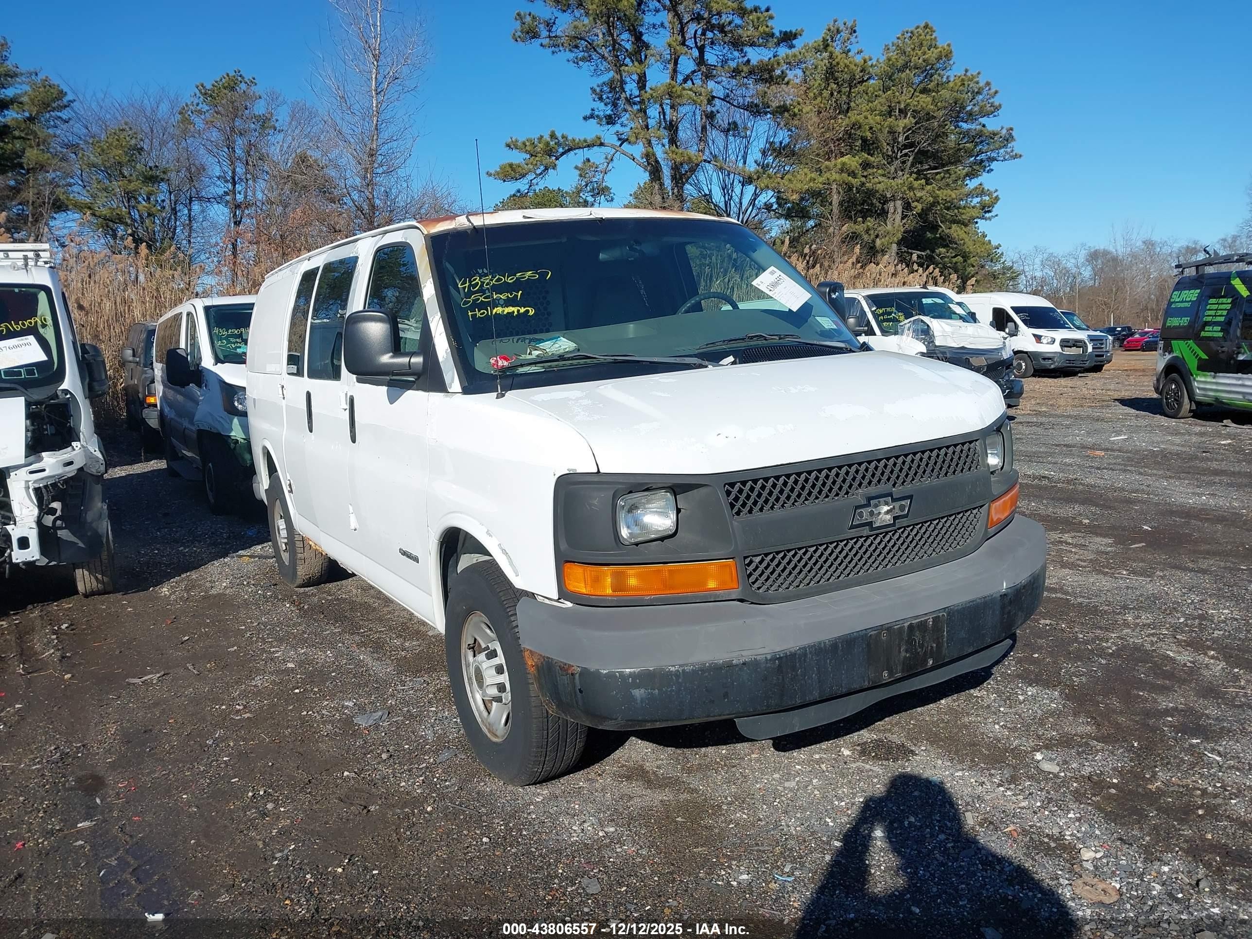 2005 Chevrolet Express   White vin: 1GCGG25V551142310