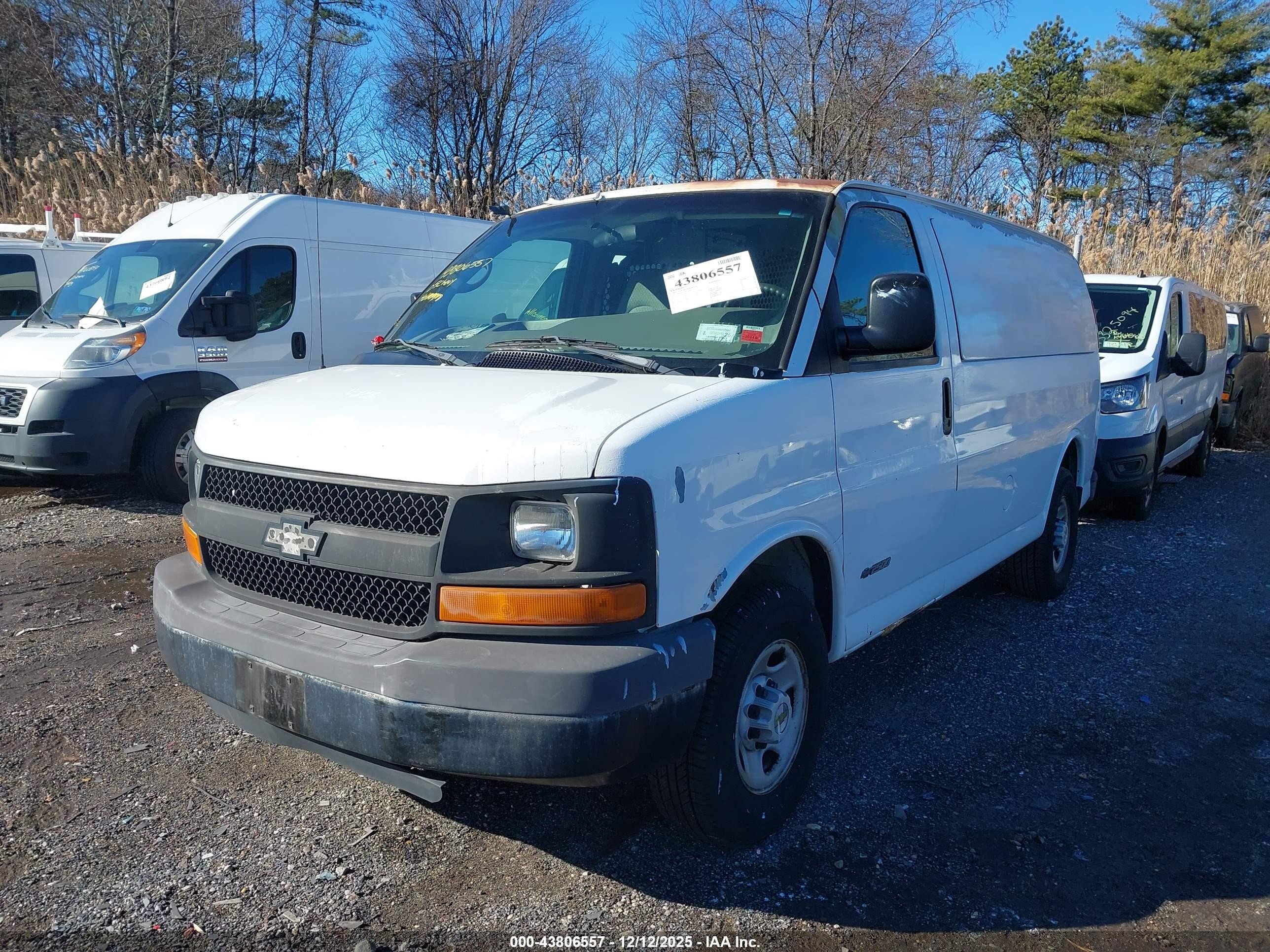 2005 Chevrolet Express   White vin: 1GCGG25V551142310