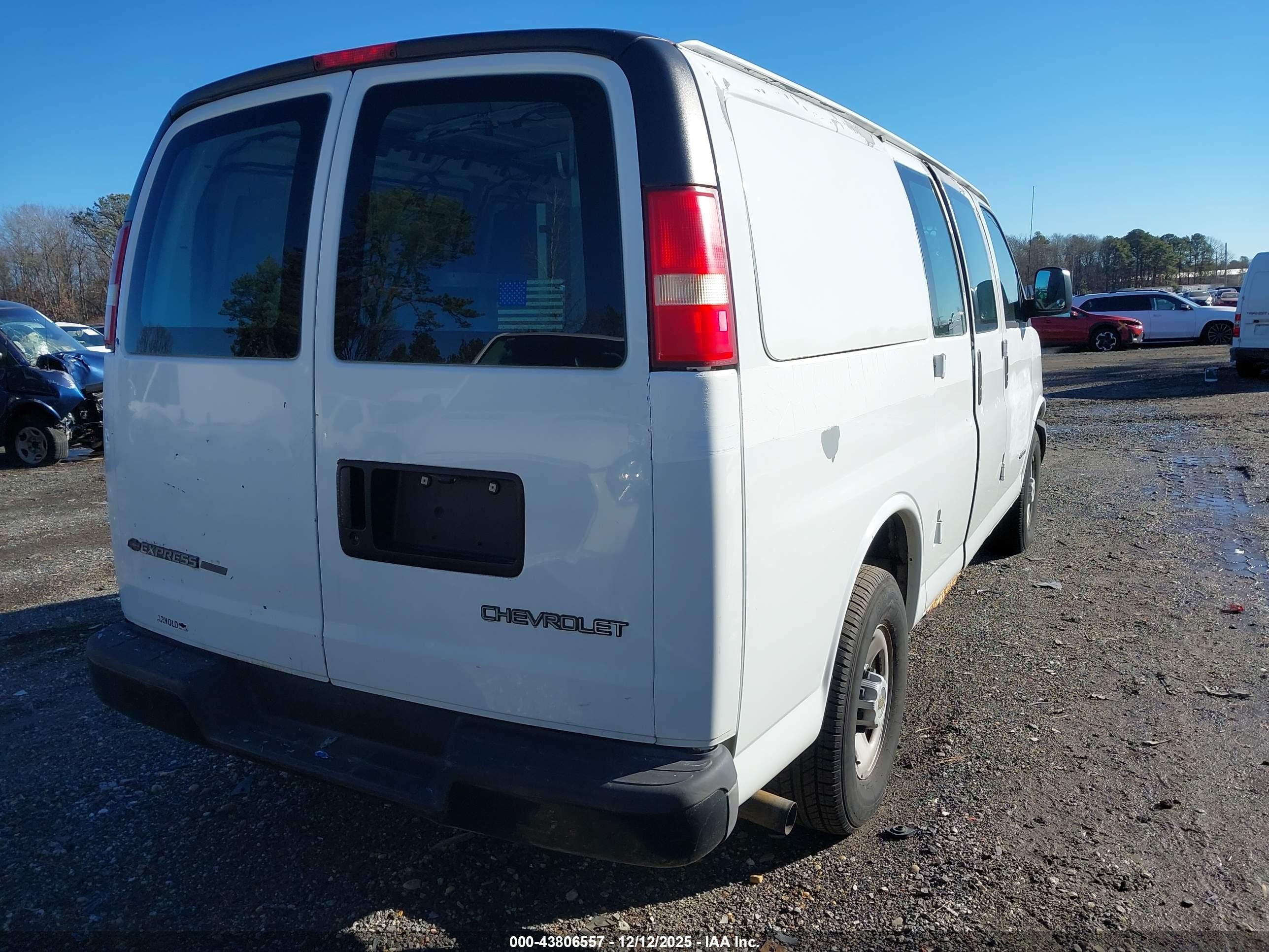 2005 Chevrolet Express   White vin: 1GCGG25V551142310