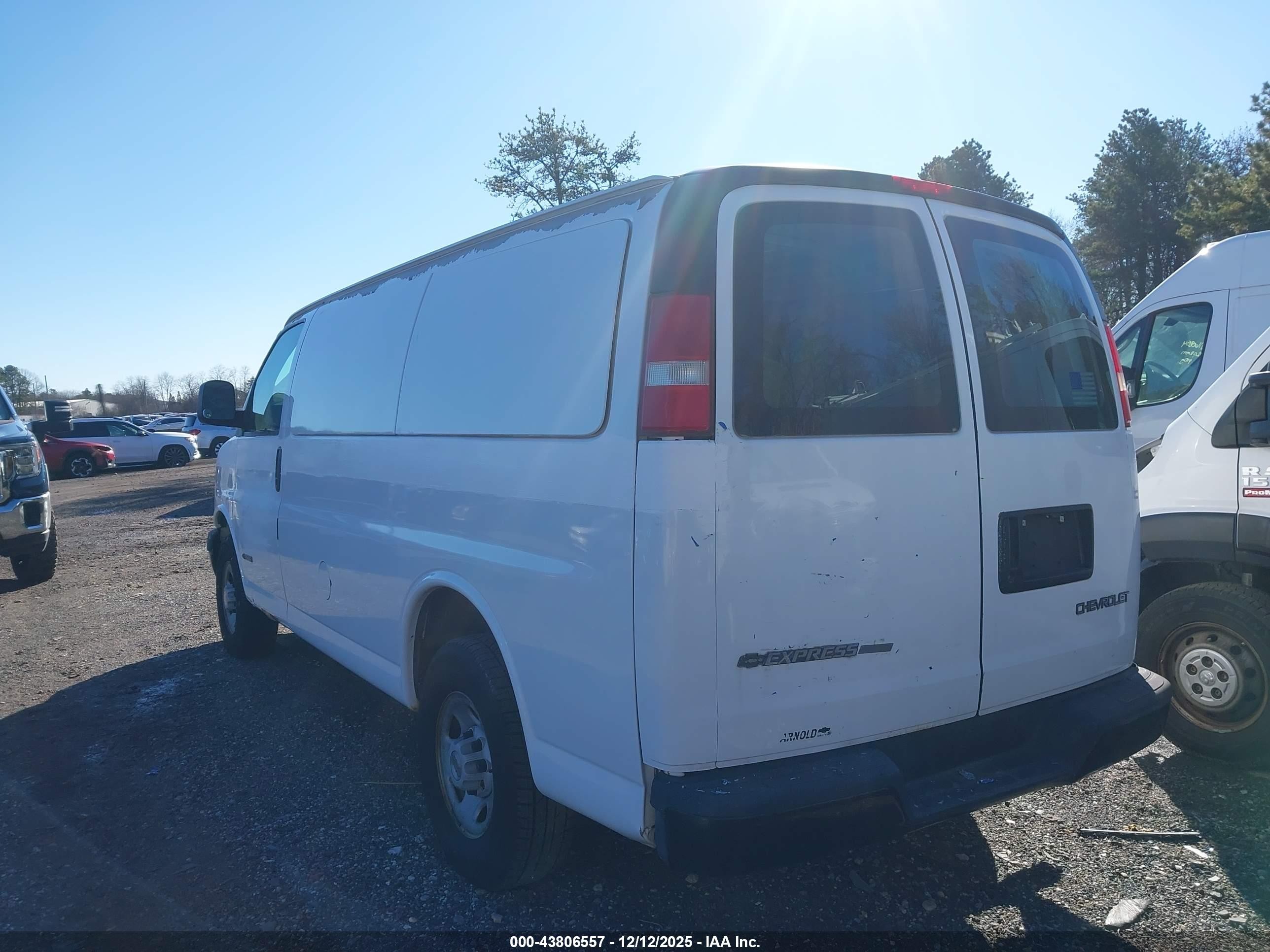 2005 Chevrolet Express   White vin: 1GCGG25V551142310