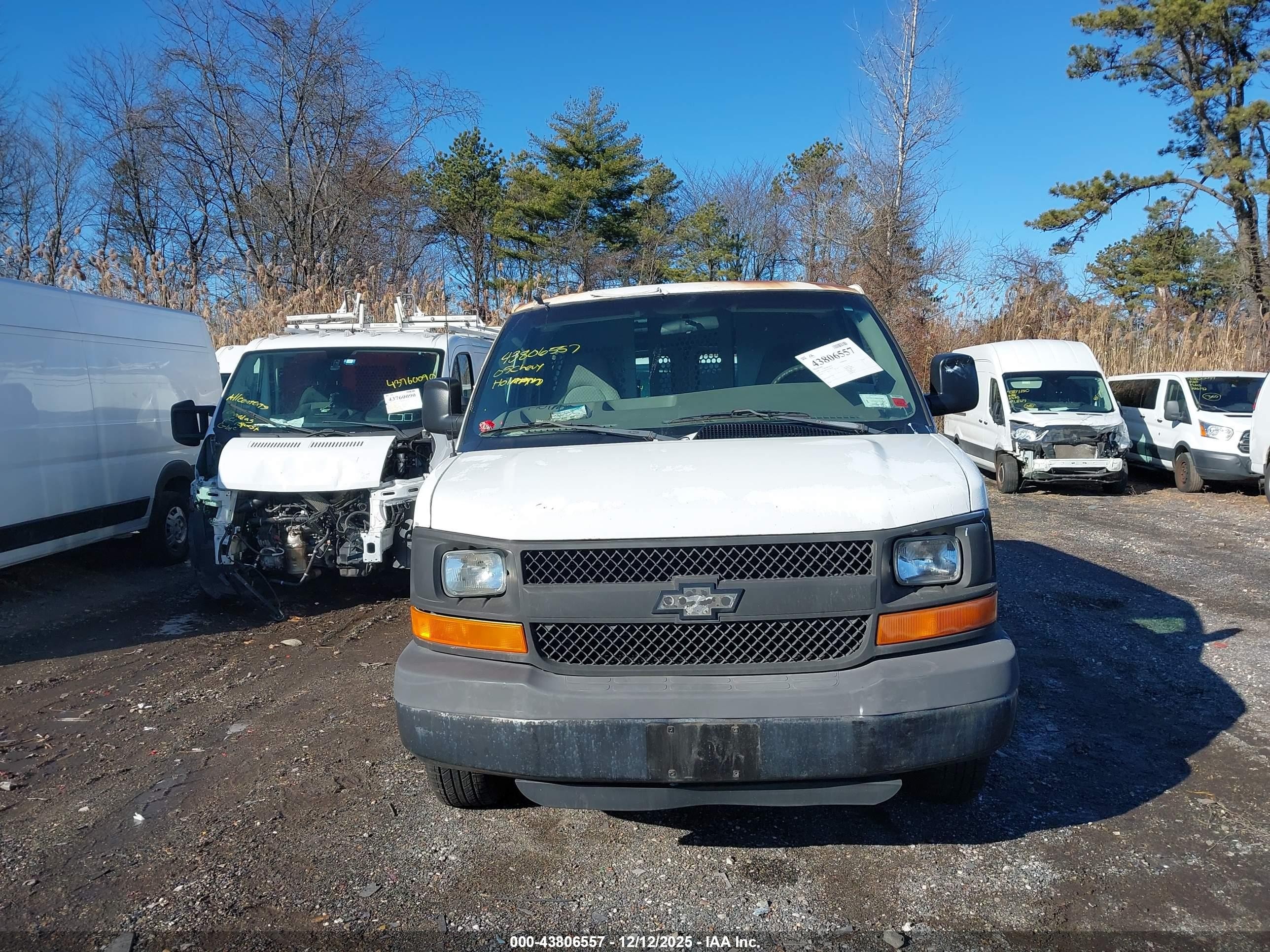 2005 Chevrolet Express   White vin: 1GCGG25V551142310