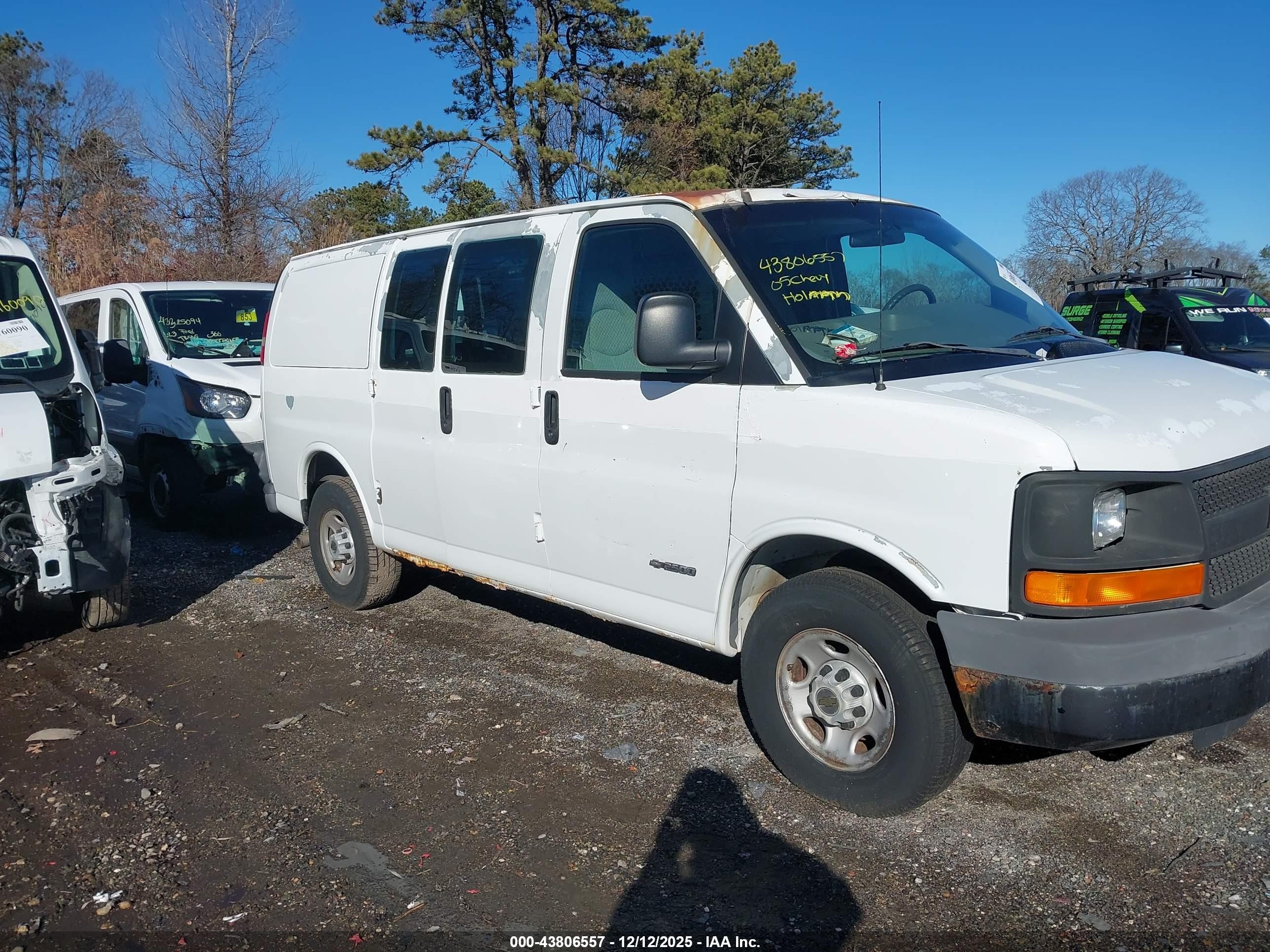 2005 Chevrolet Express   White vin: 1GCGG25V551142310