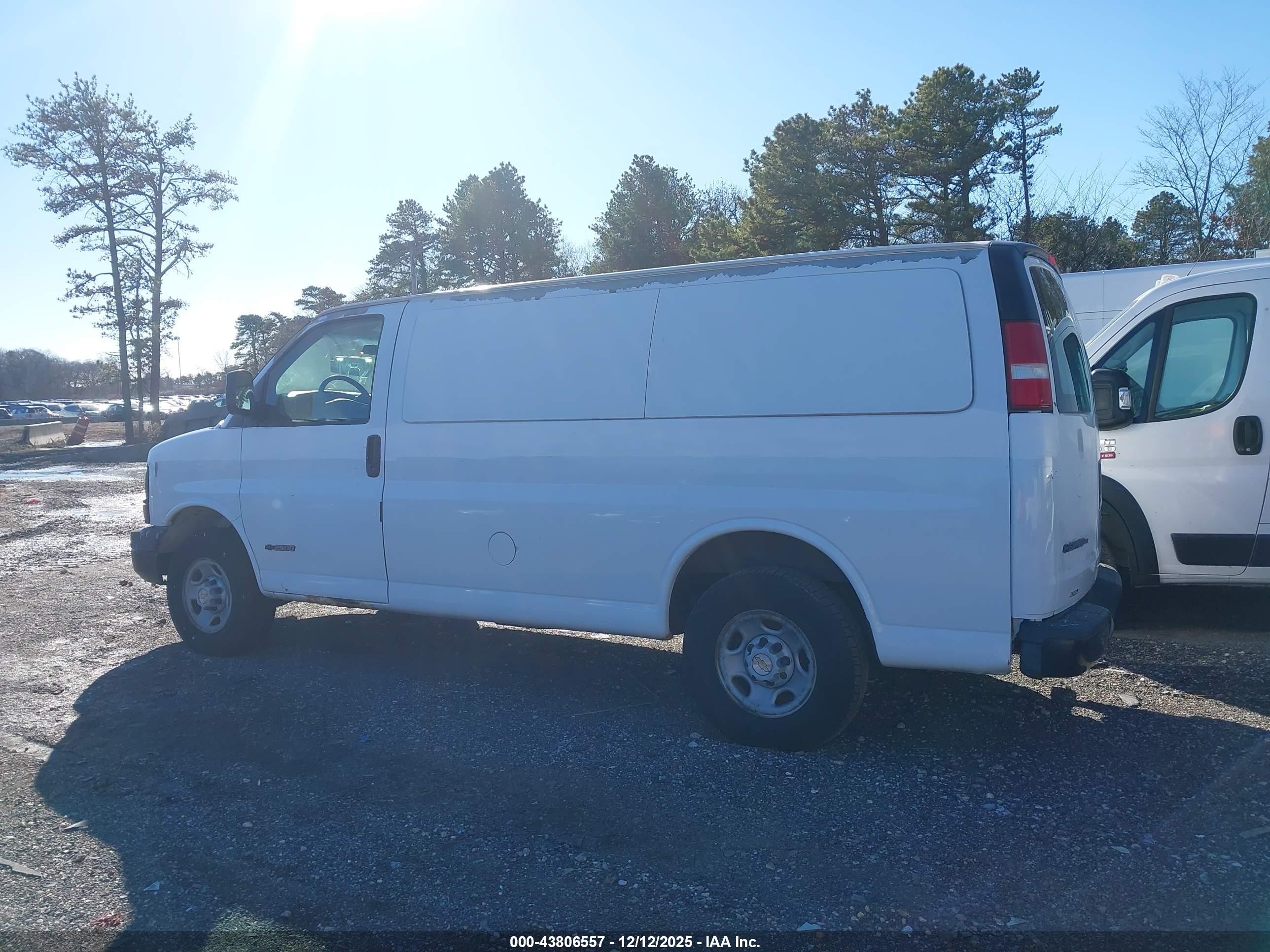 2005 Chevrolet Express   White vin: 1GCGG25V551142310