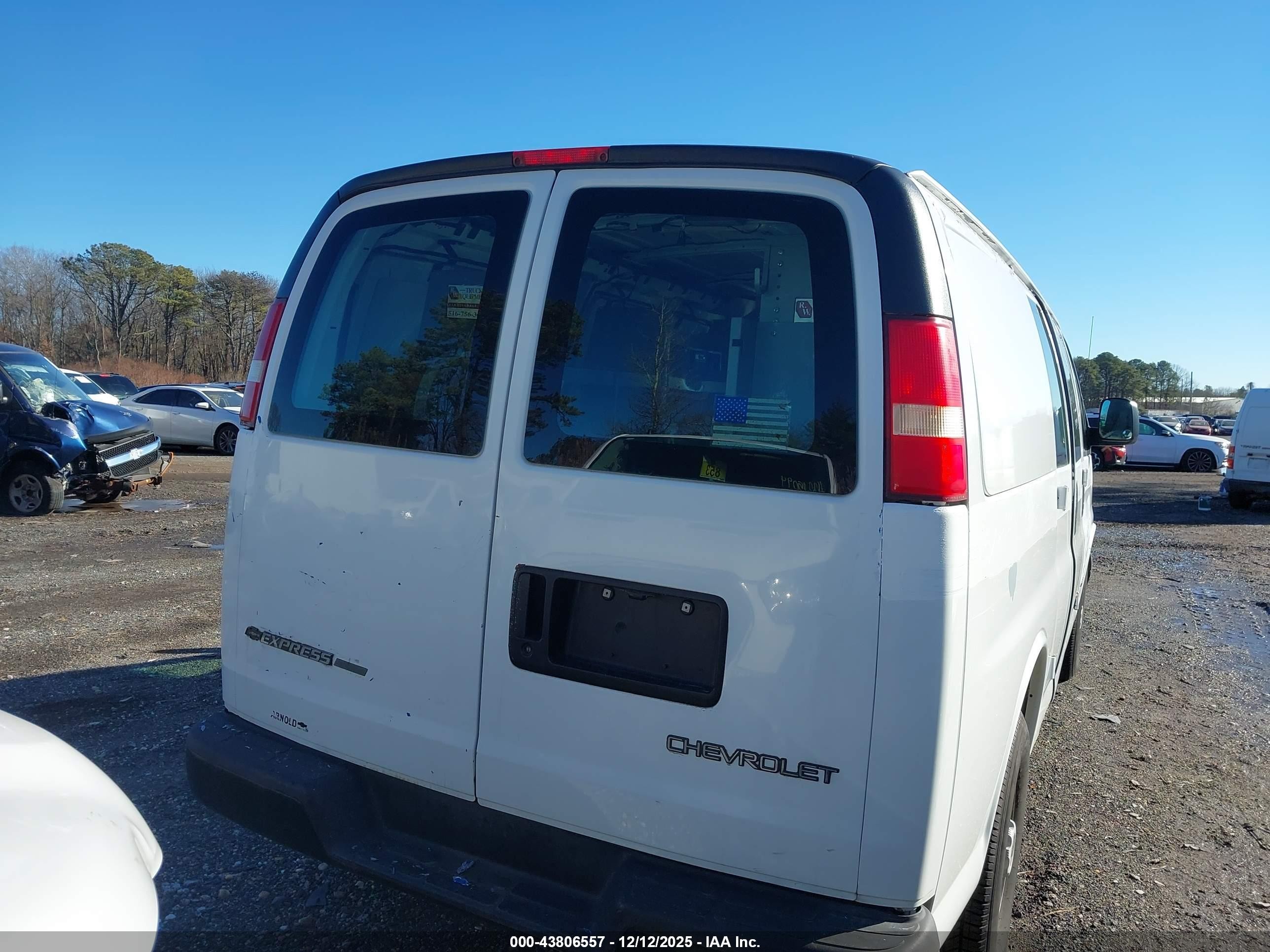 2005 Chevrolet Express   White vin: 1GCGG25V551142310