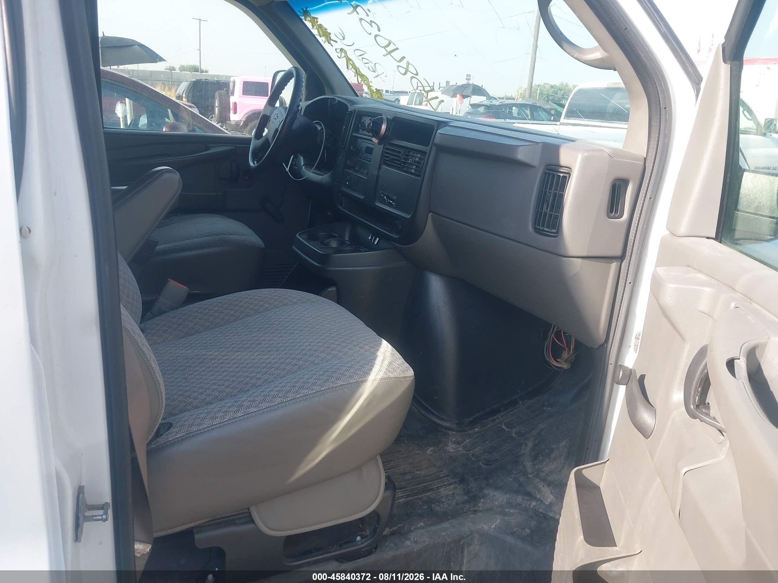 2005 Chevrolet Express   White vin: 1GCGG25V551262723