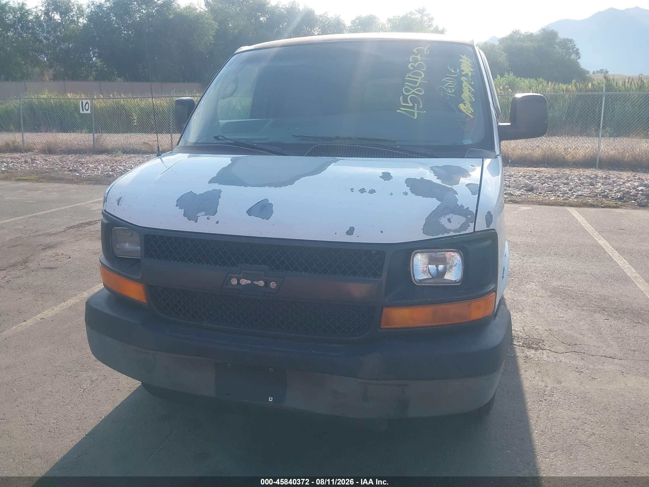 2005 Chevrolet Express   White vin: 1GCGG25V551262723