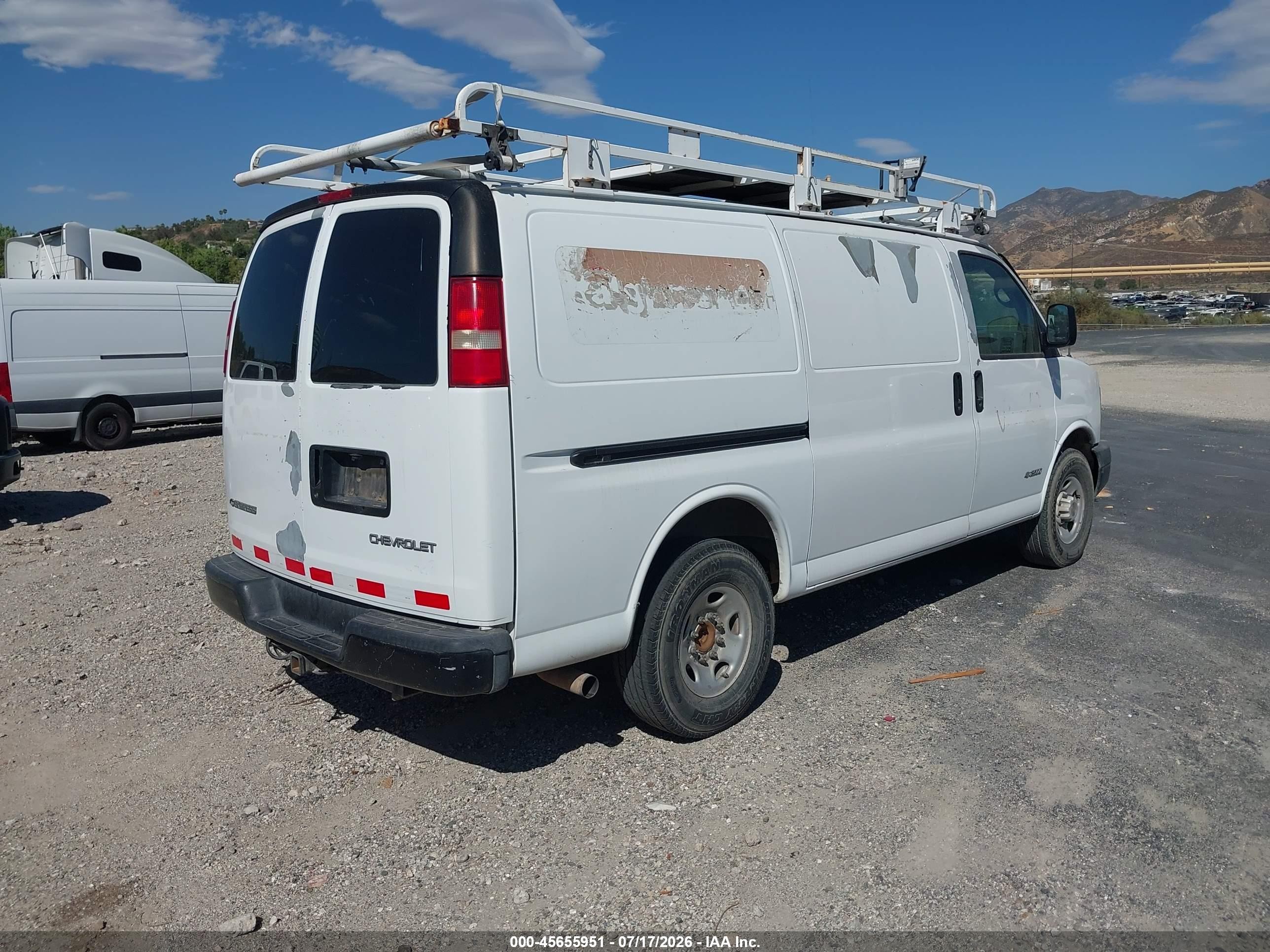 2005 Chevrolet Express   White vin: 1GCGG25V651126049