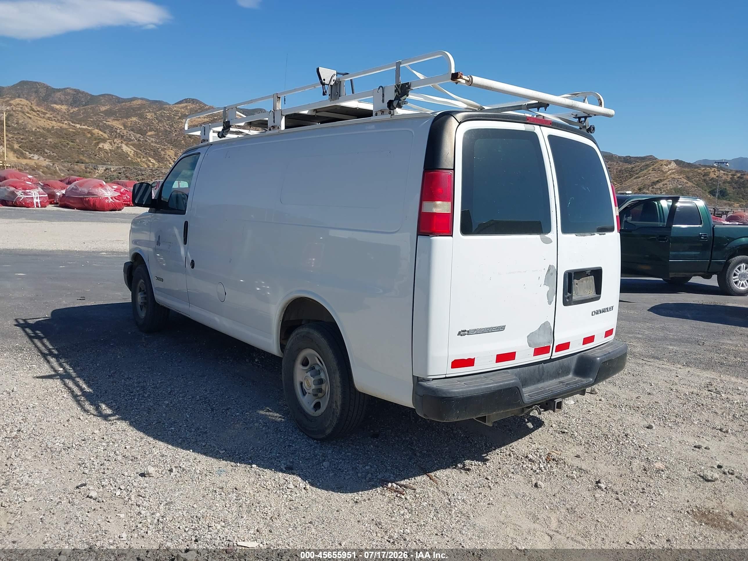 2005 Chevrolet Express   White vin: 1GCGG25V651126049