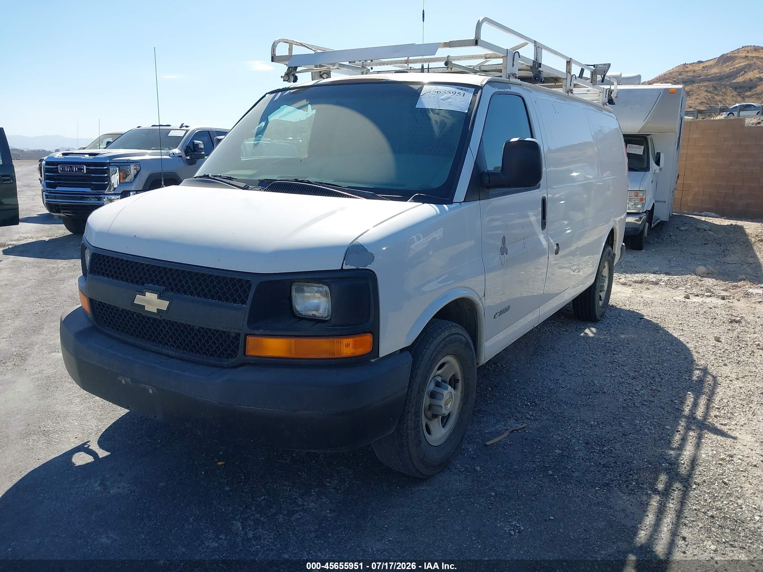 2005 Chevrolet Express   White vin: 1GCGG25V651126049