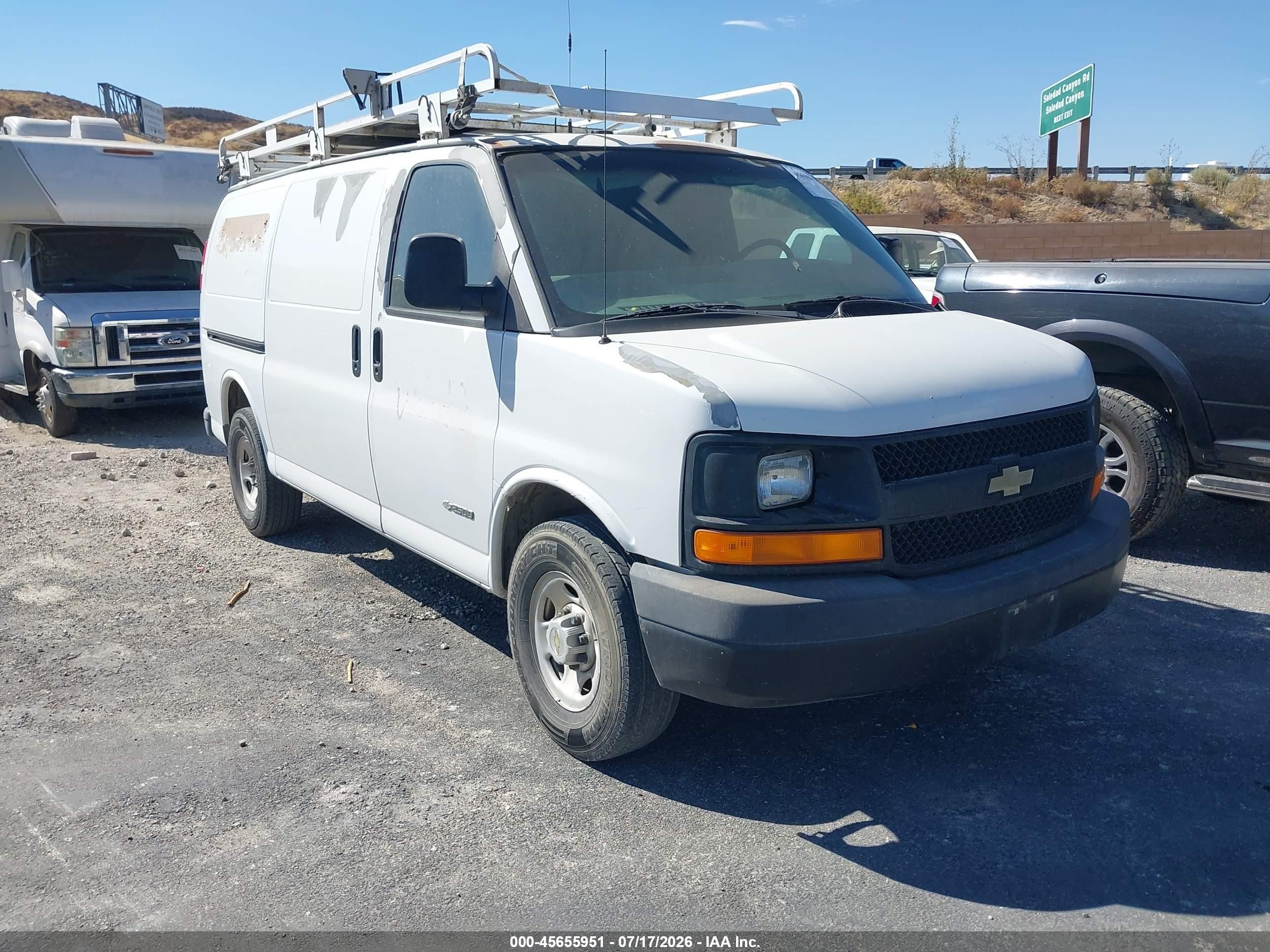 2005 Chevrolet Express   White vin: 1GCGG25V651126049