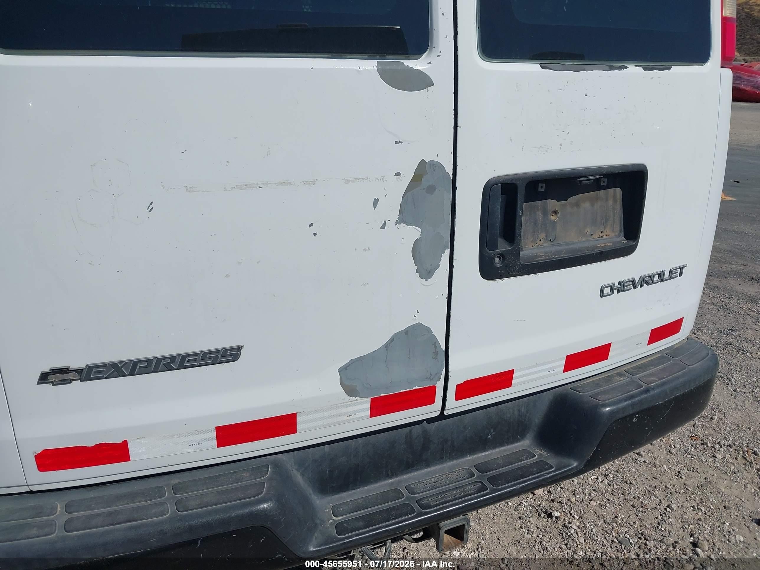 2005 Chevrolet Express   White vin: 1GCGG25V651126049