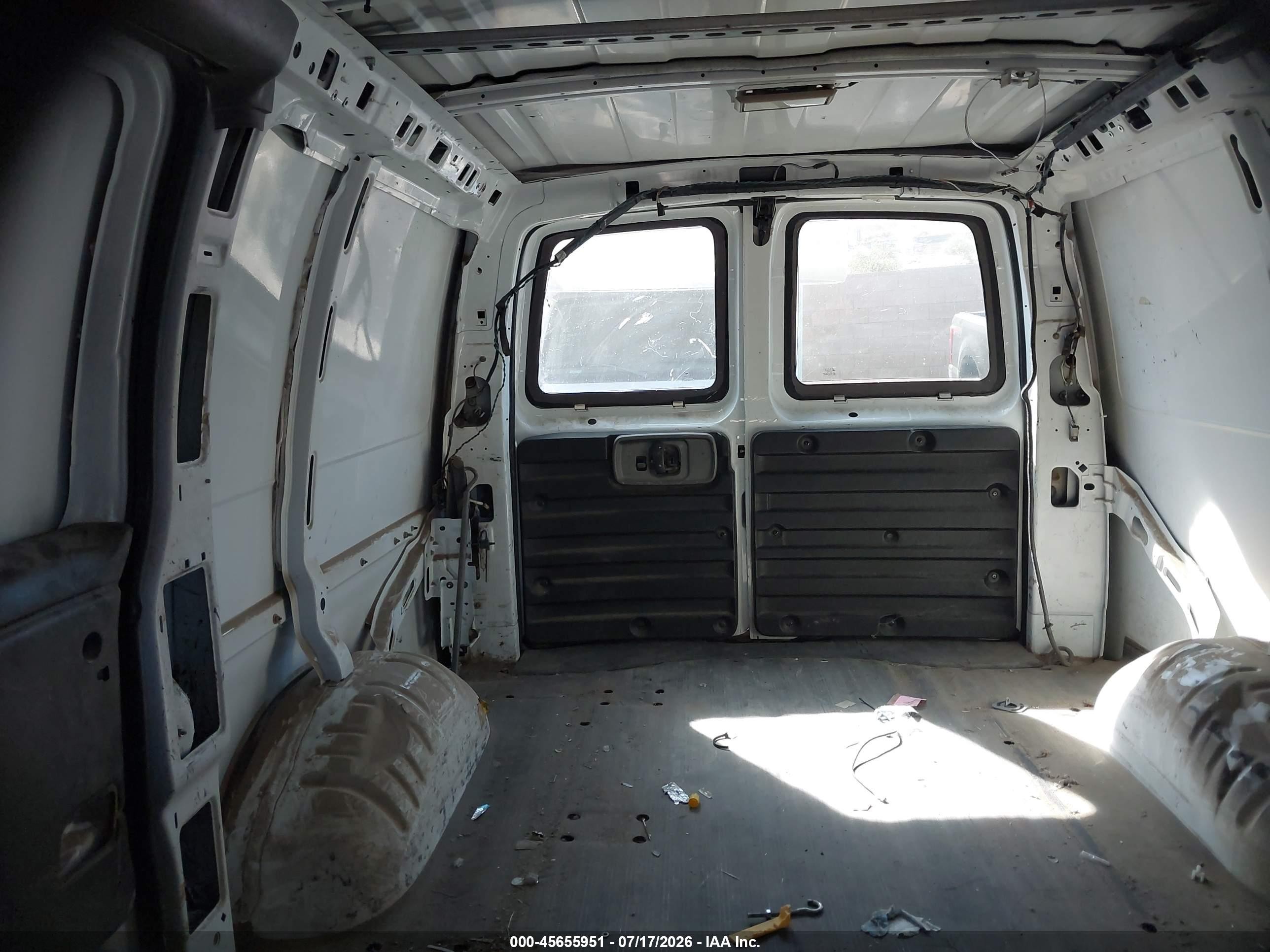 2005 Chevrolet Express   White vin: 1GCGG25V651126049