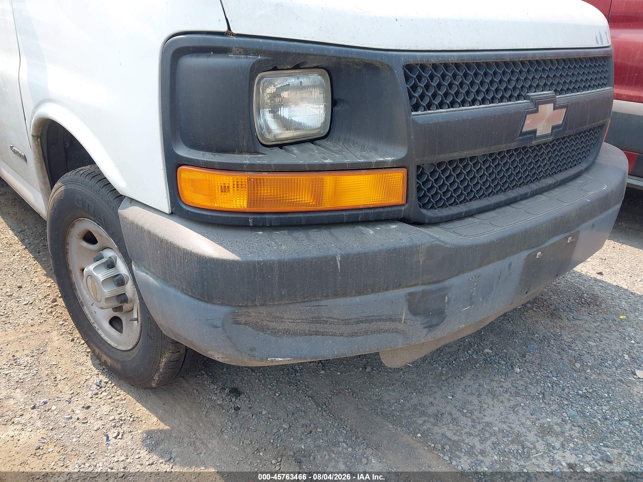 2004 Chevrolet Express   White vin: 1GCGG25V741170804