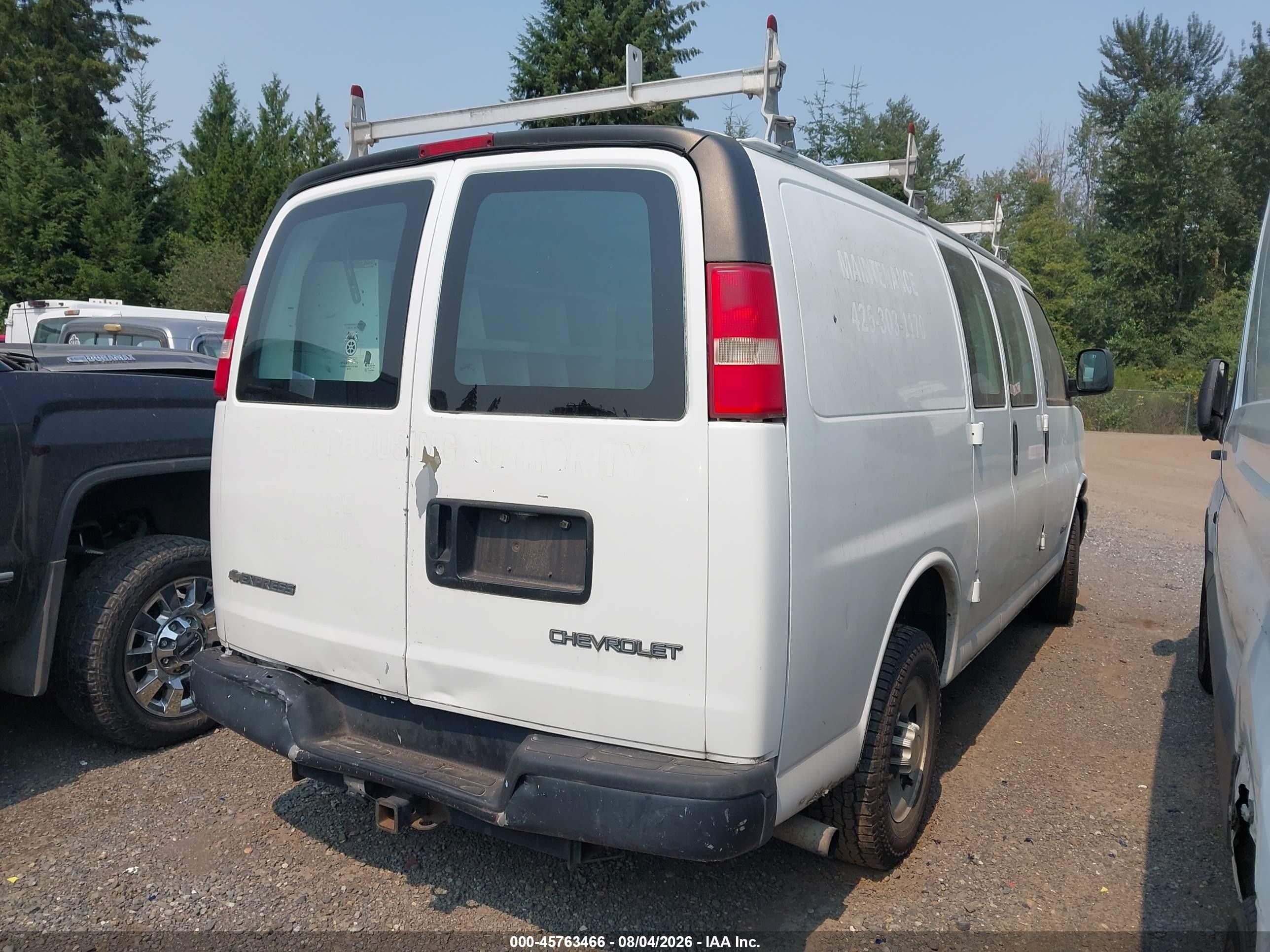 2004 Chevrolet Express   White vin: 1GCGG25V741170804