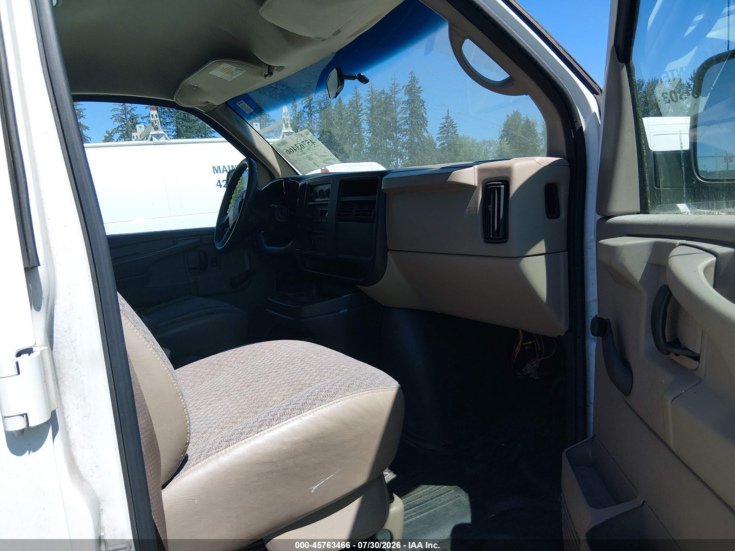 2004 Chevrolet Express   White vin: 1GCGG25V741170804