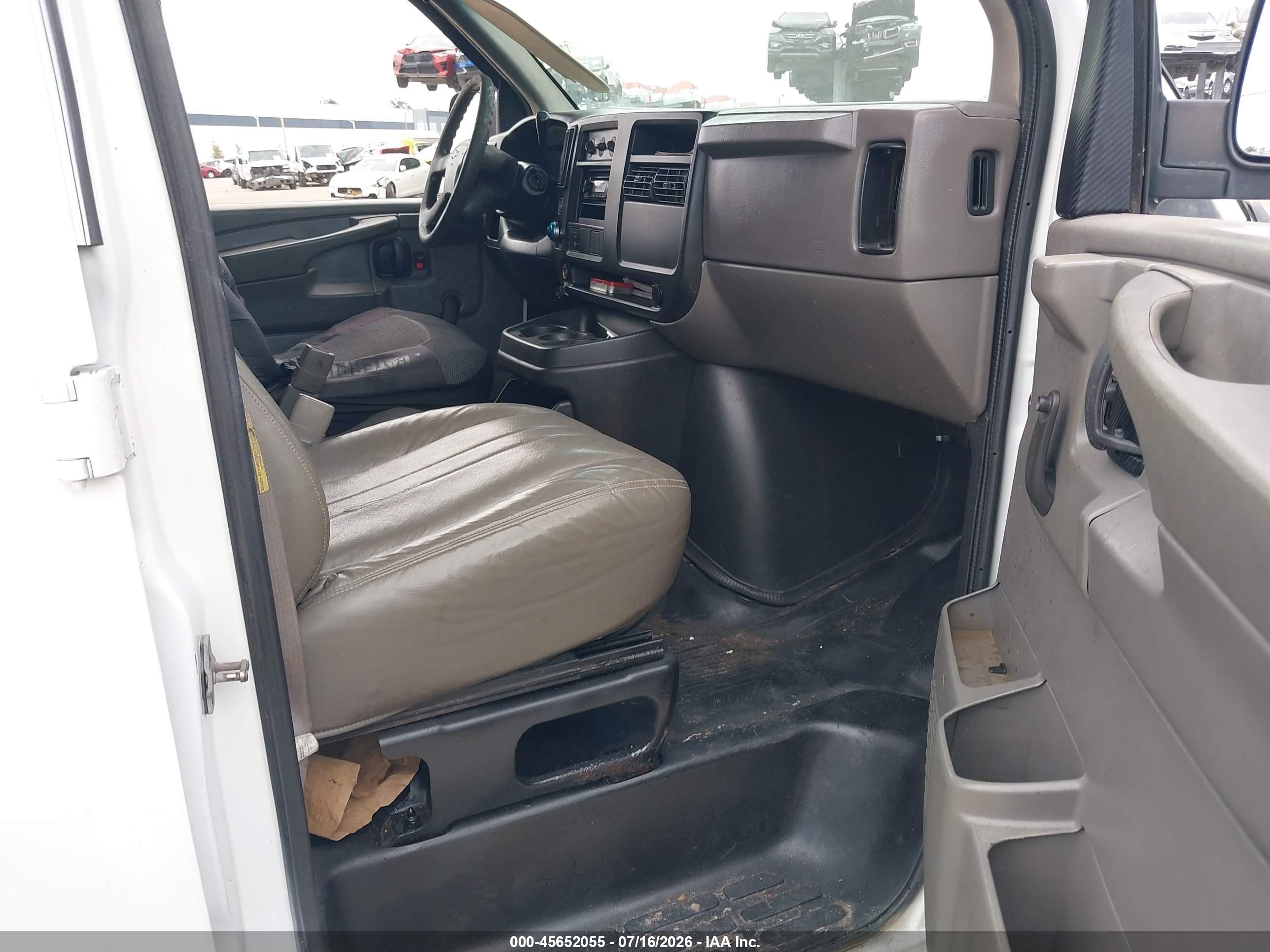 2005 Chevrolet Express   White vin: 1GCGG25V751226032