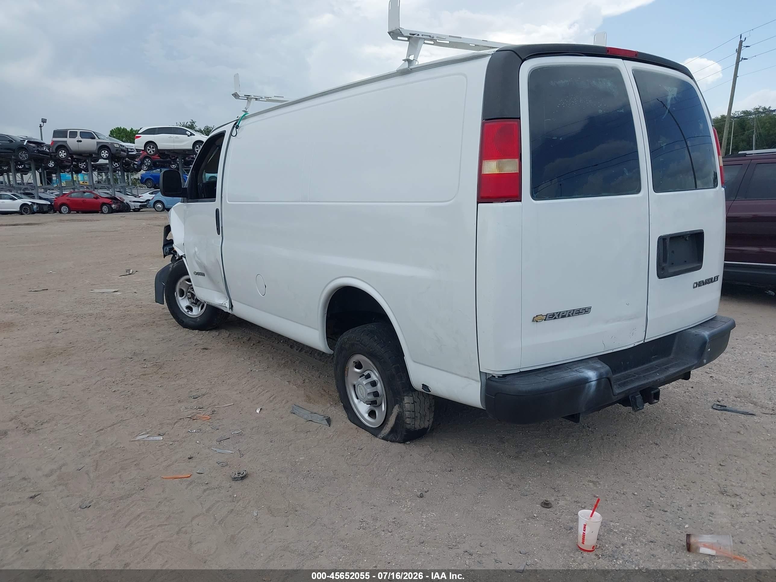 2005 Chevrolet Express   White vin: 1GCGG25V751226032