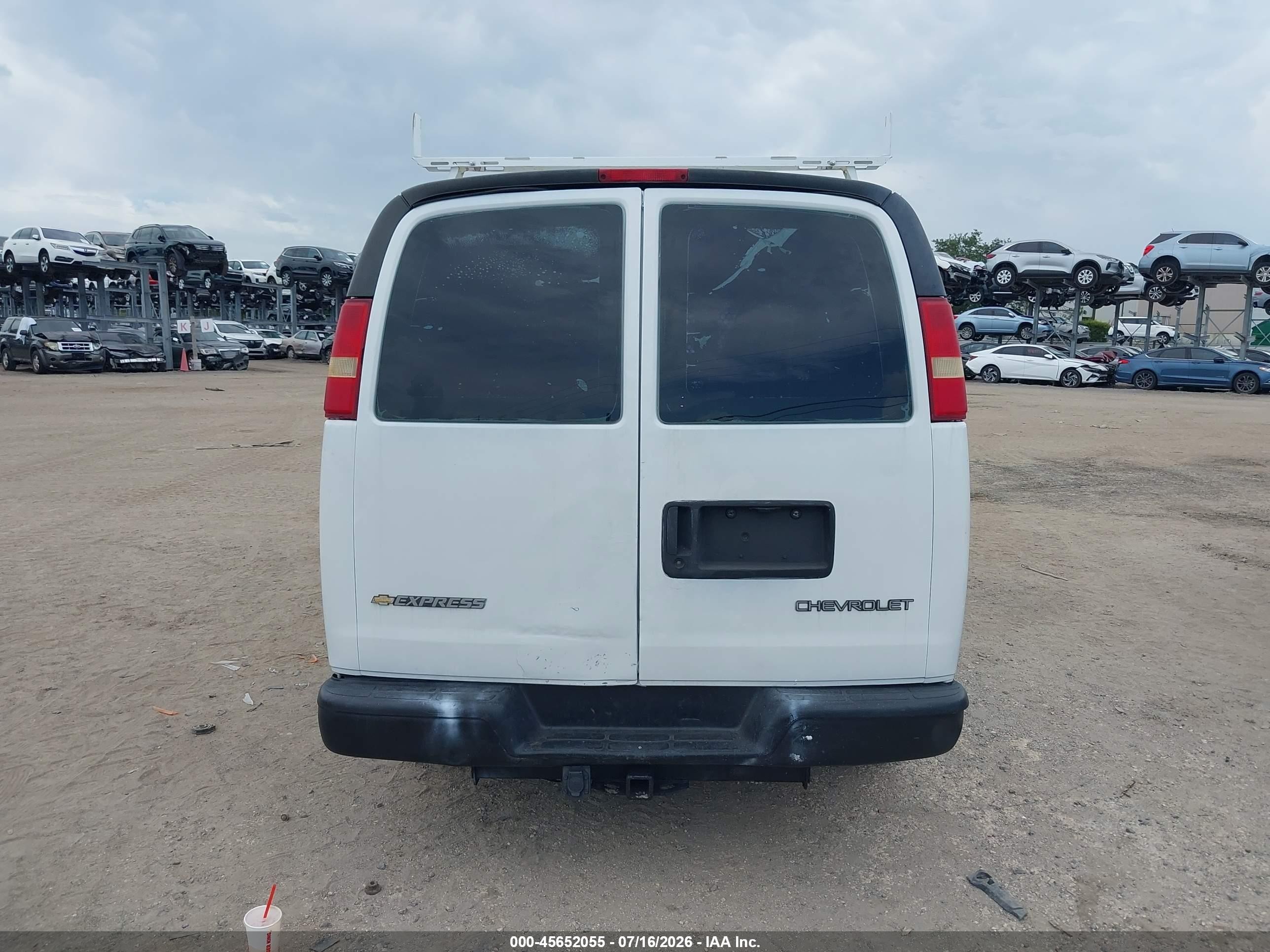 2005 Chevrolet Express   White vin: 1GCGG25V751226032