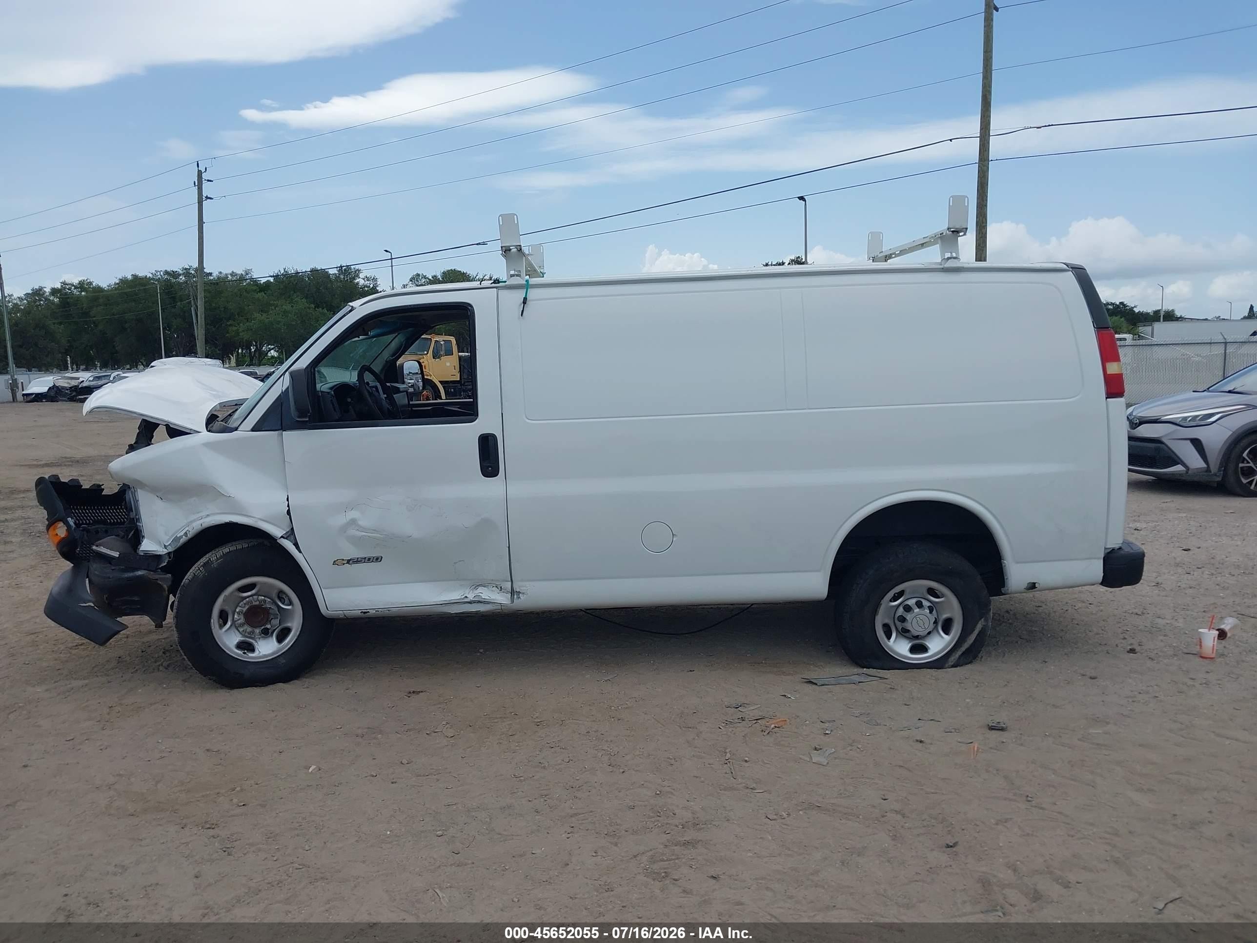2005 Chevrolet Express   White vin: 1GCGG25V751226032