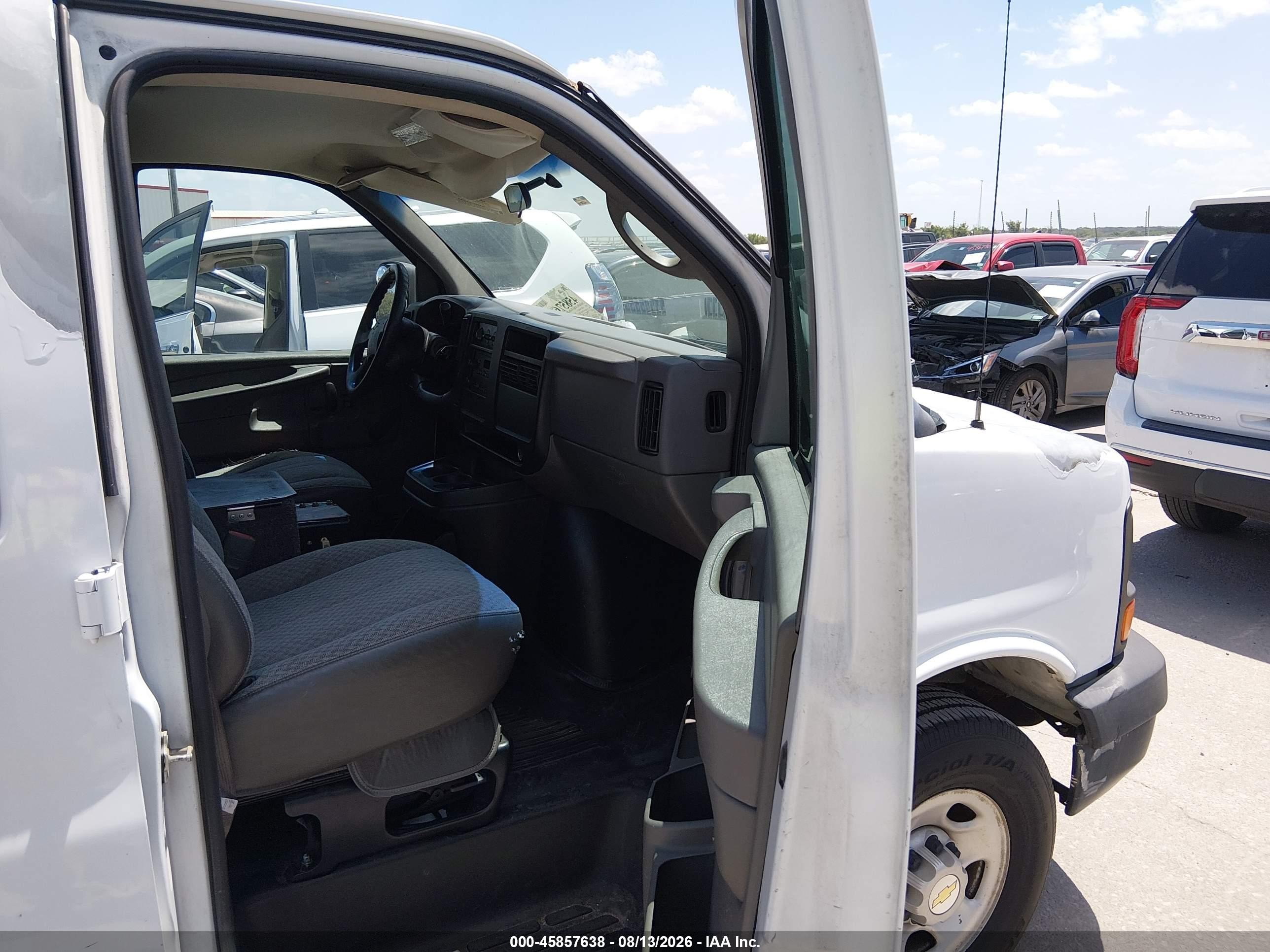 2005 Chevrolet Express   White vin: 1GCGG25V851147744