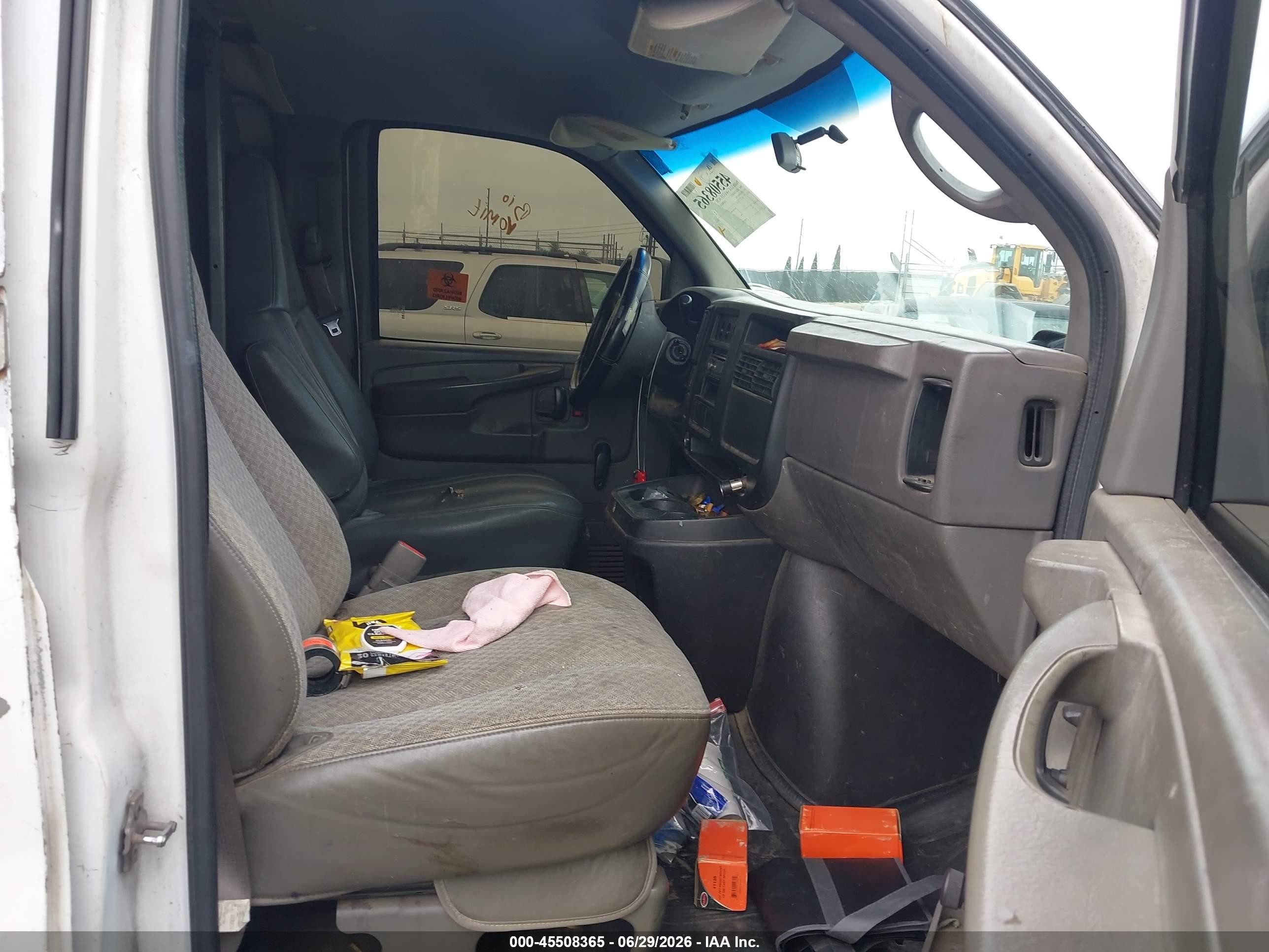 2004 Chevrolet Express   White vin: 1GCGG25V941213782