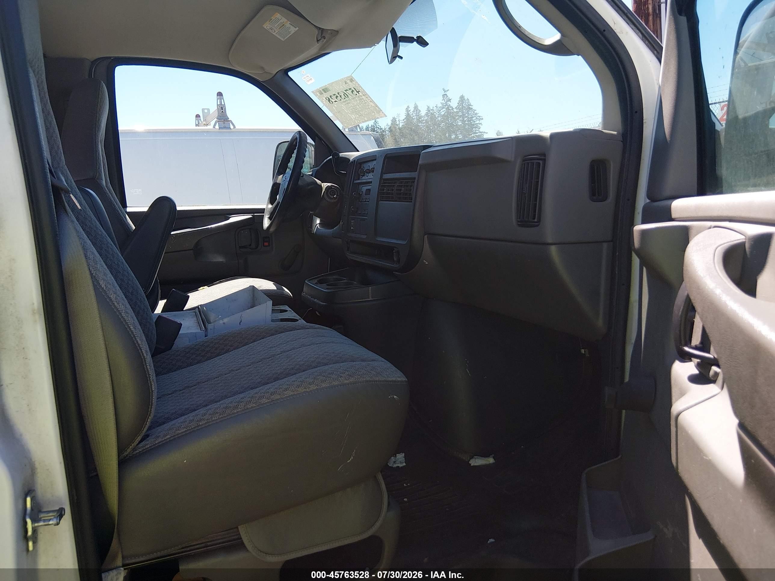 2004 Chevrolet Express   White vin: 1GCGG25V941223602