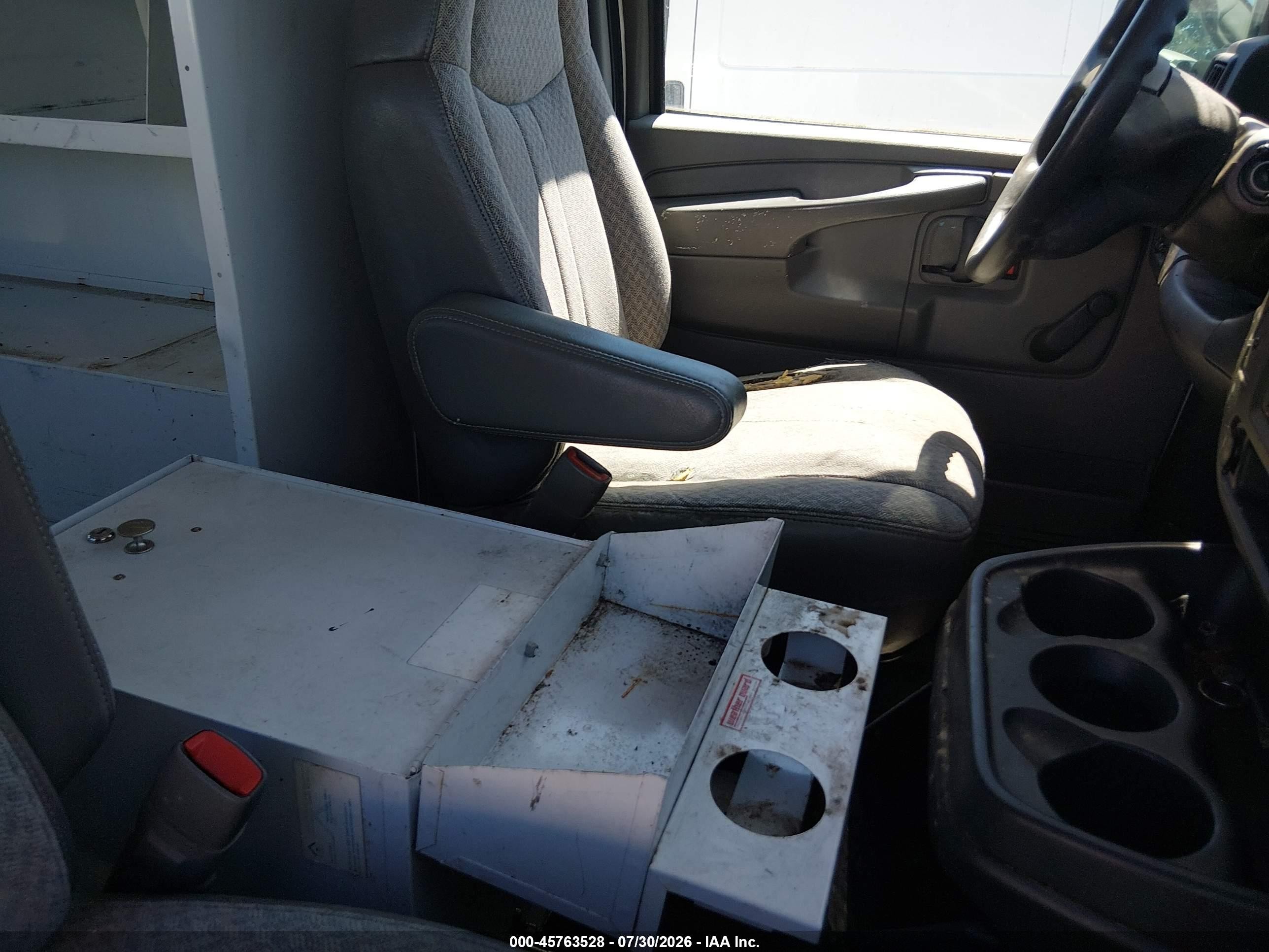 2004 Chevrolet Express   White vin: 1GCGG25V941223602