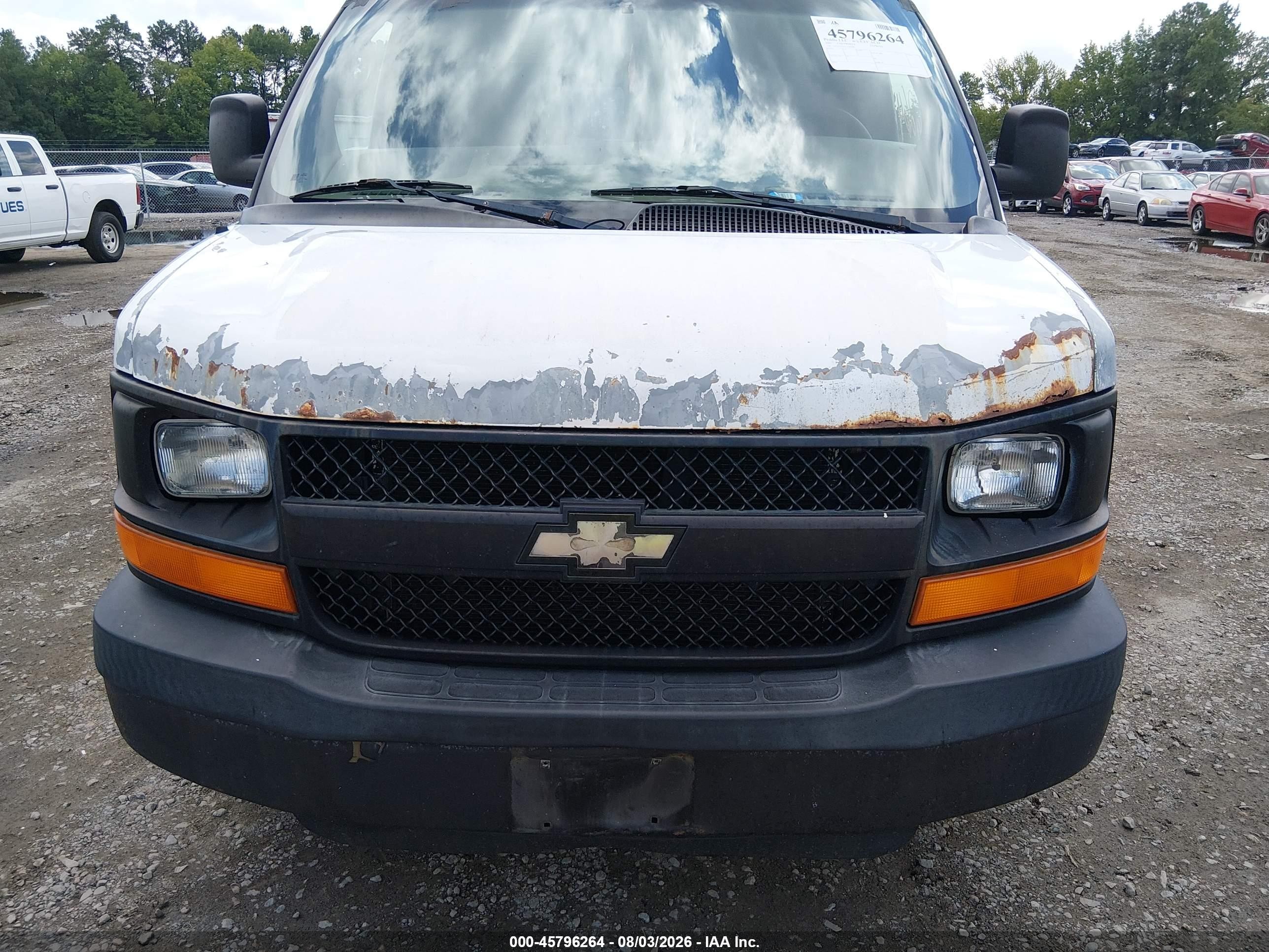 2005 Chevrolet Express   Белый vin: 1GCGG25VX51150208