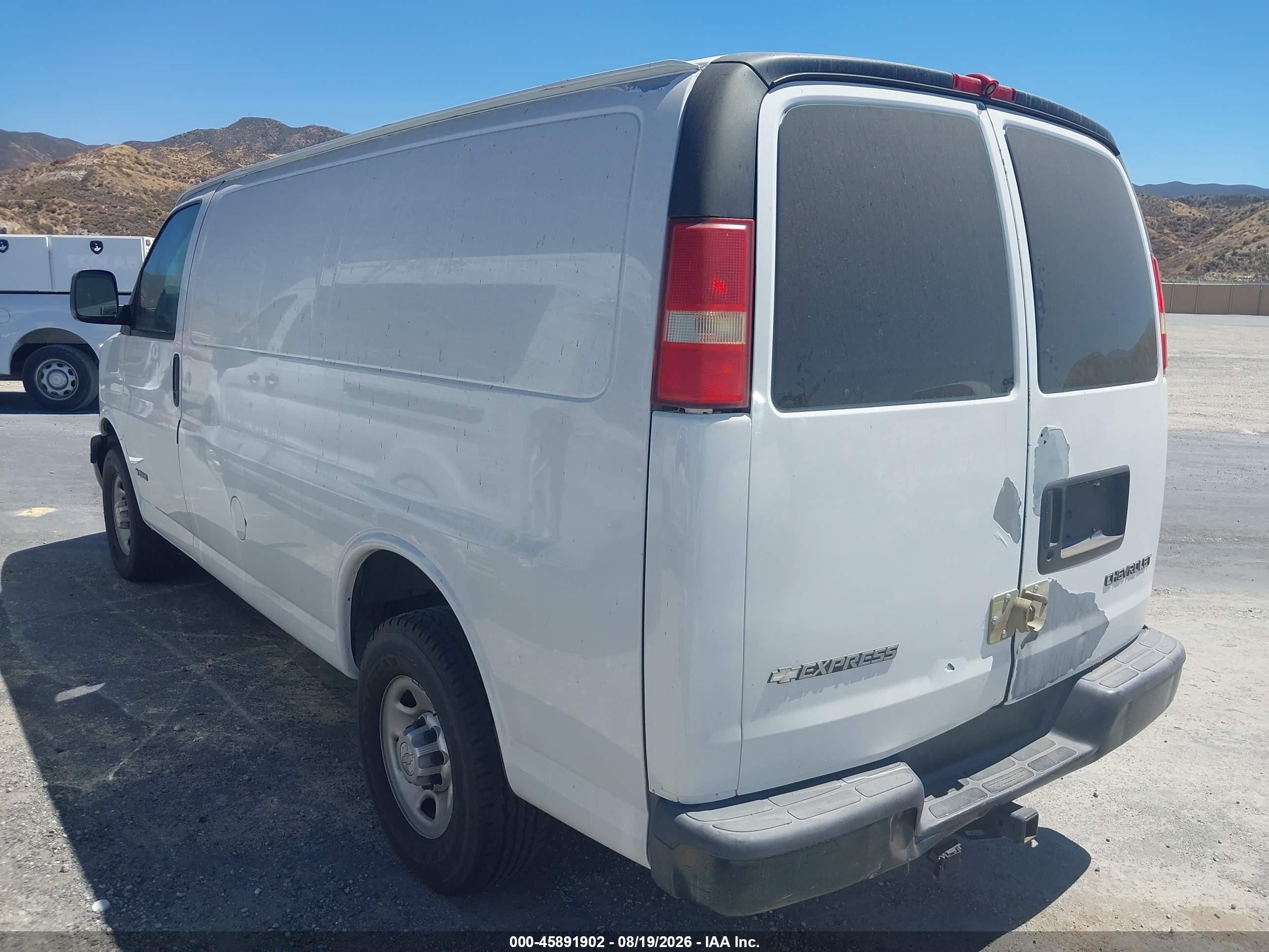 2005 Chevrolet Express   White vin: 1GCGG25VX51214148