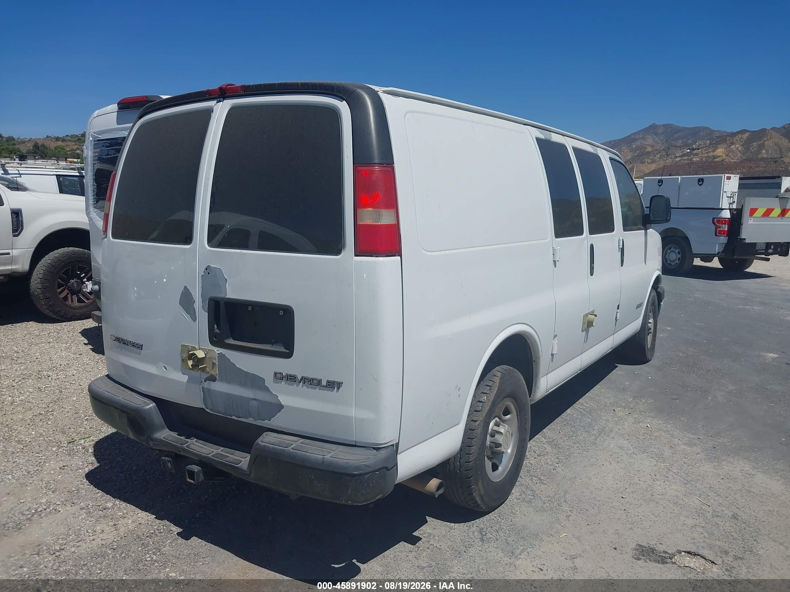 2005 Chevrolet Express   White vin: 1GCGG25VX51214148