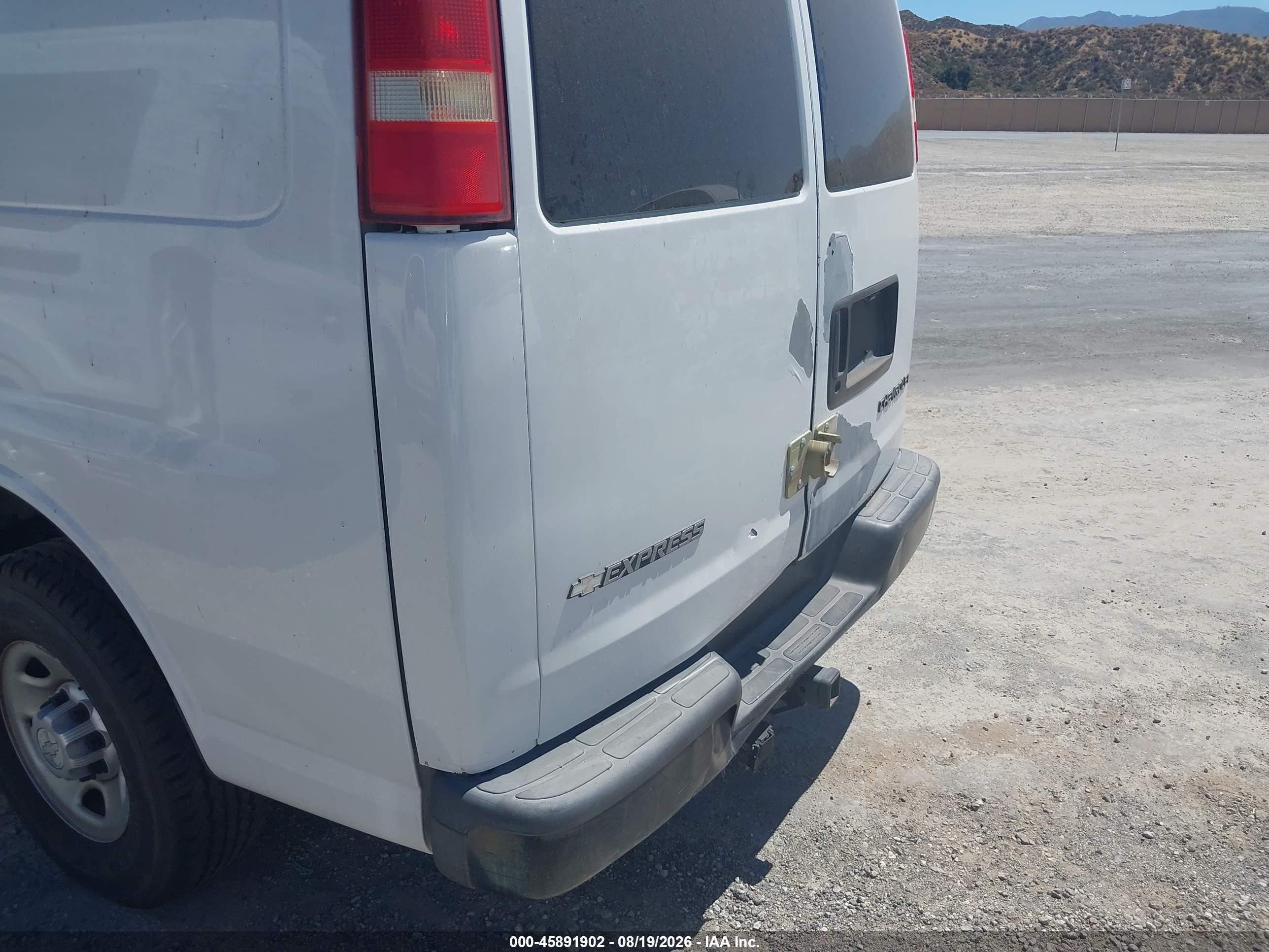 2005 Chevrolet Express   White vin: 1GCGG25VX51214148