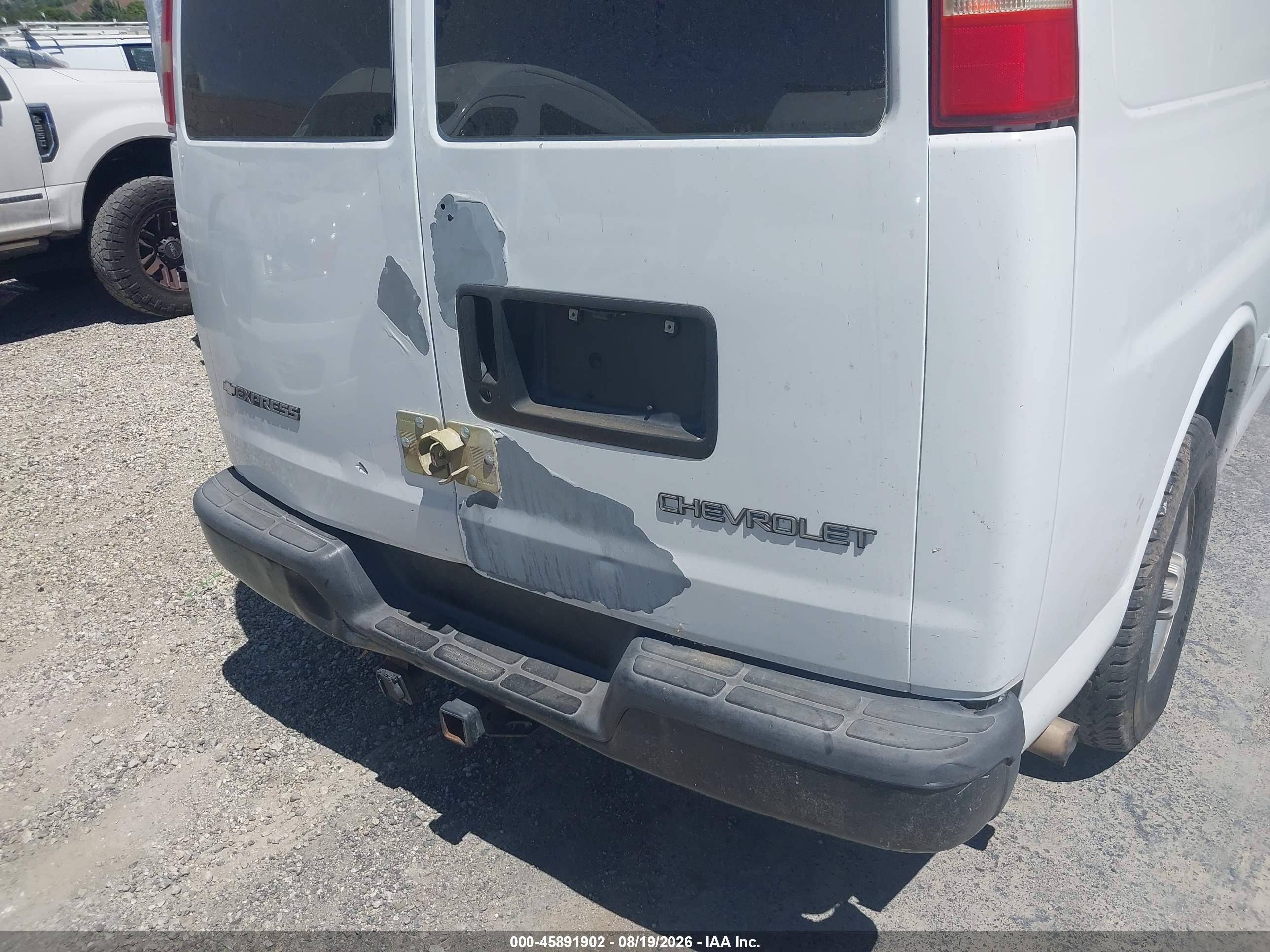 2005 Chevrolet Express   White vin: 1GCGG25VX51214148