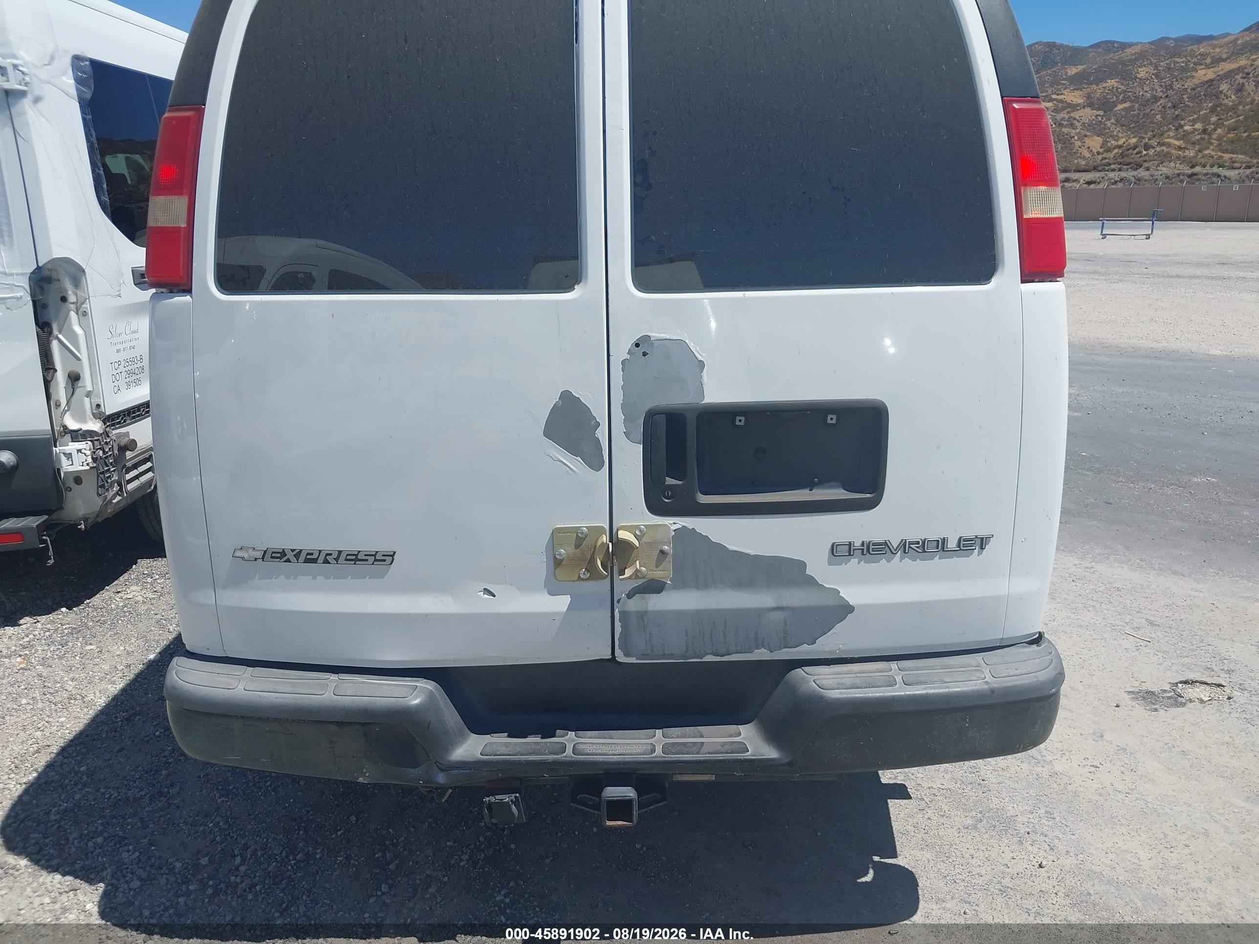 2005 Chevrolet Express   White vin: 1GCGG25VX51214148