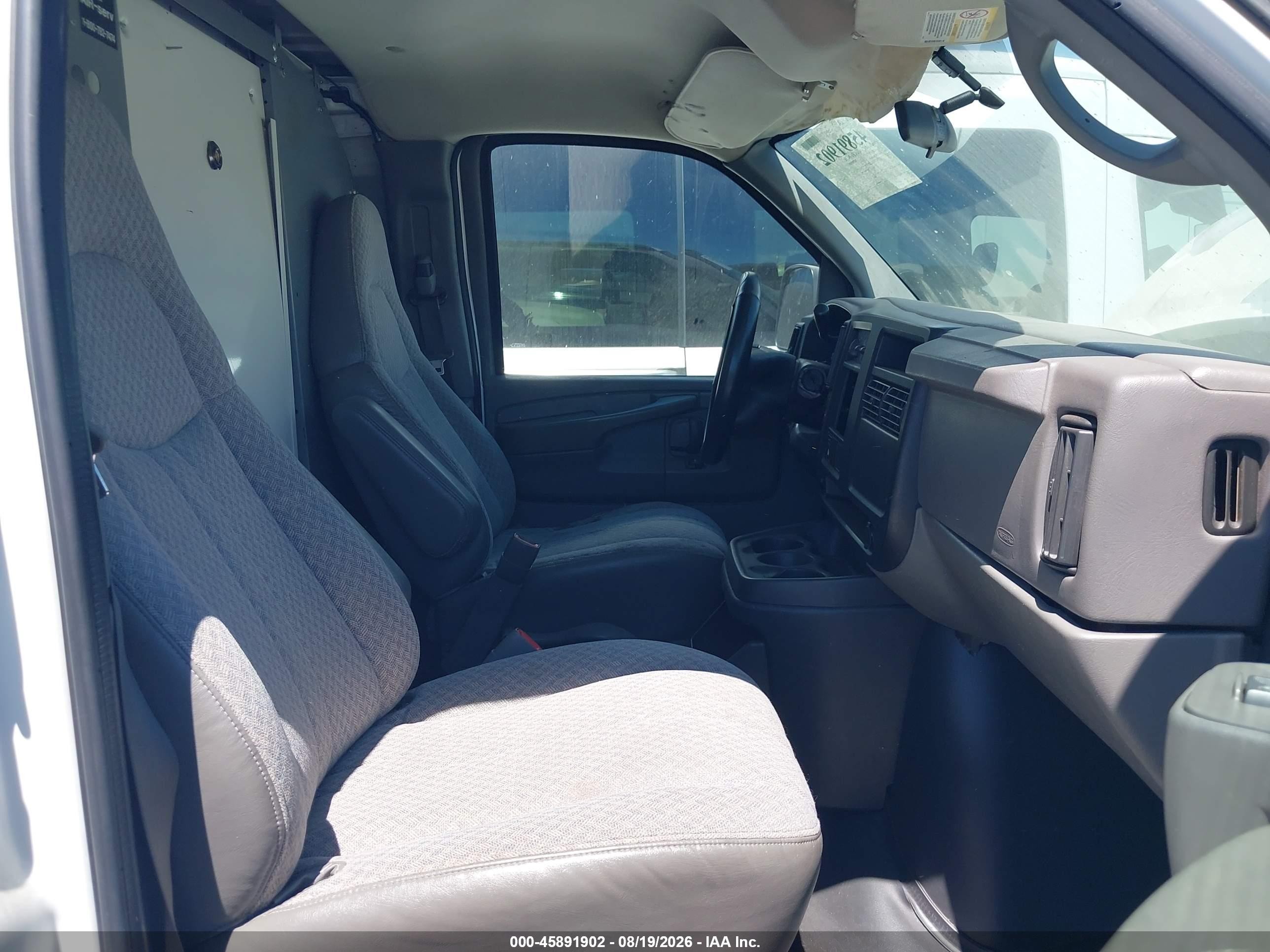 2005 Chevrolet Express   White vin: 1GCGG25VX51214148