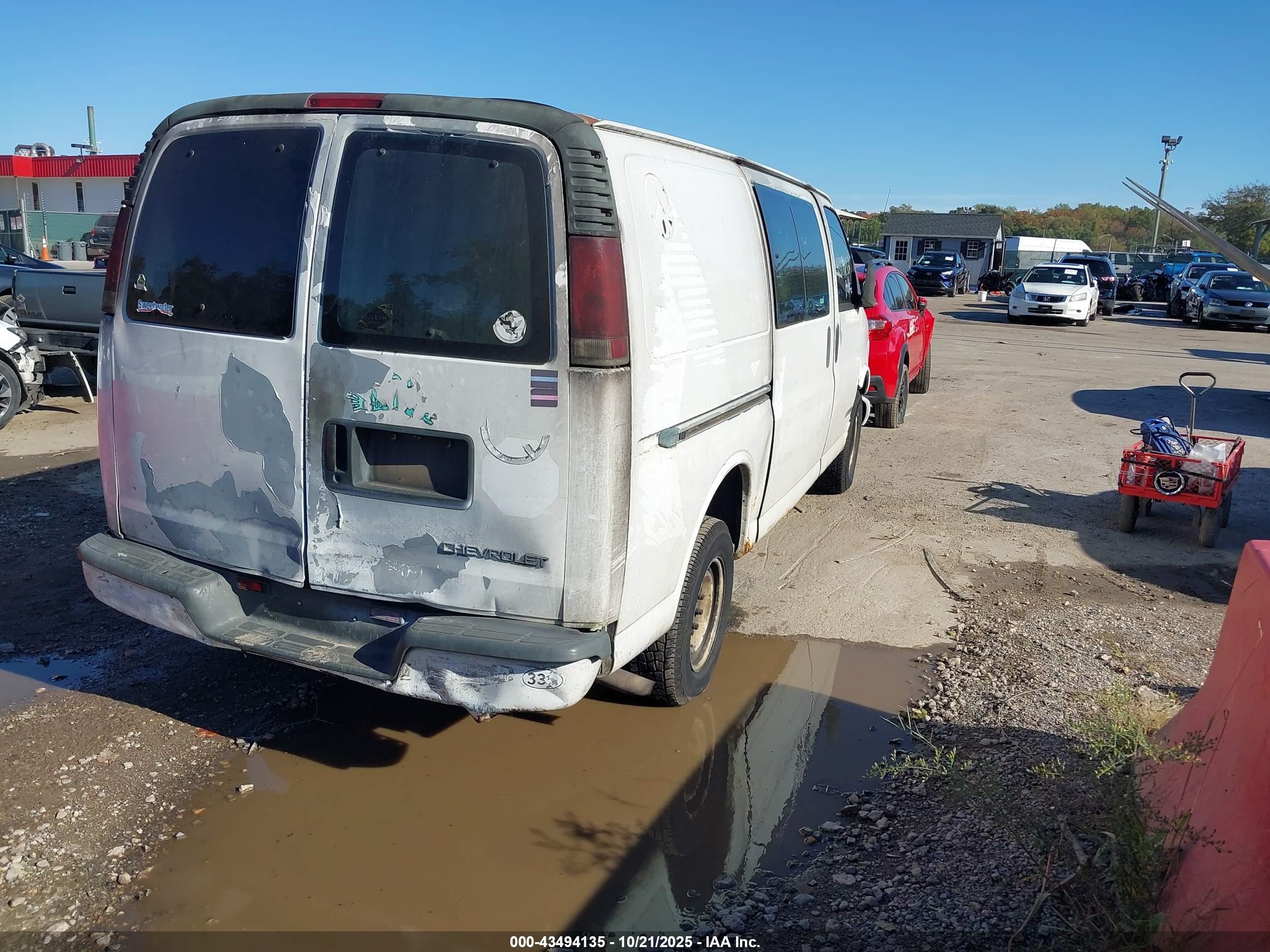 1998 Chevrolet Chevy Van G2500 Белый vin: 1GCGG25W4W1080411