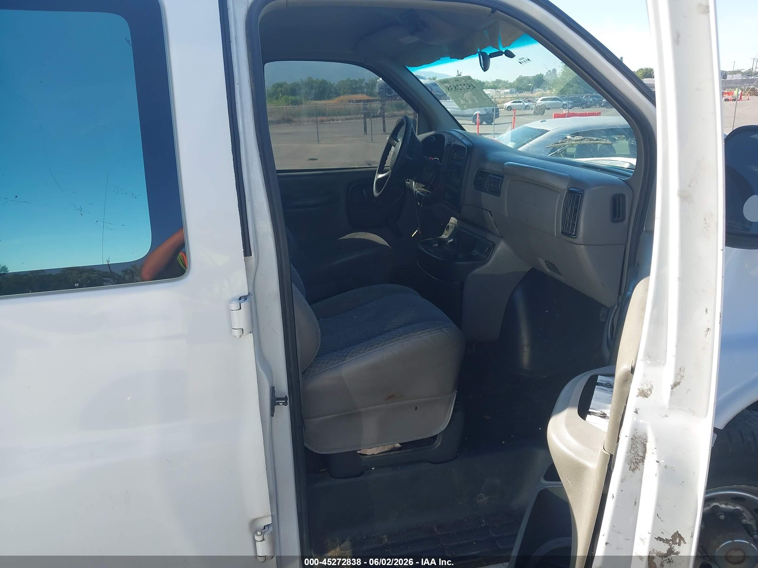 1998 Chevrolet Chevy Van G2500 White vin: 1GCGG25W5W1067456