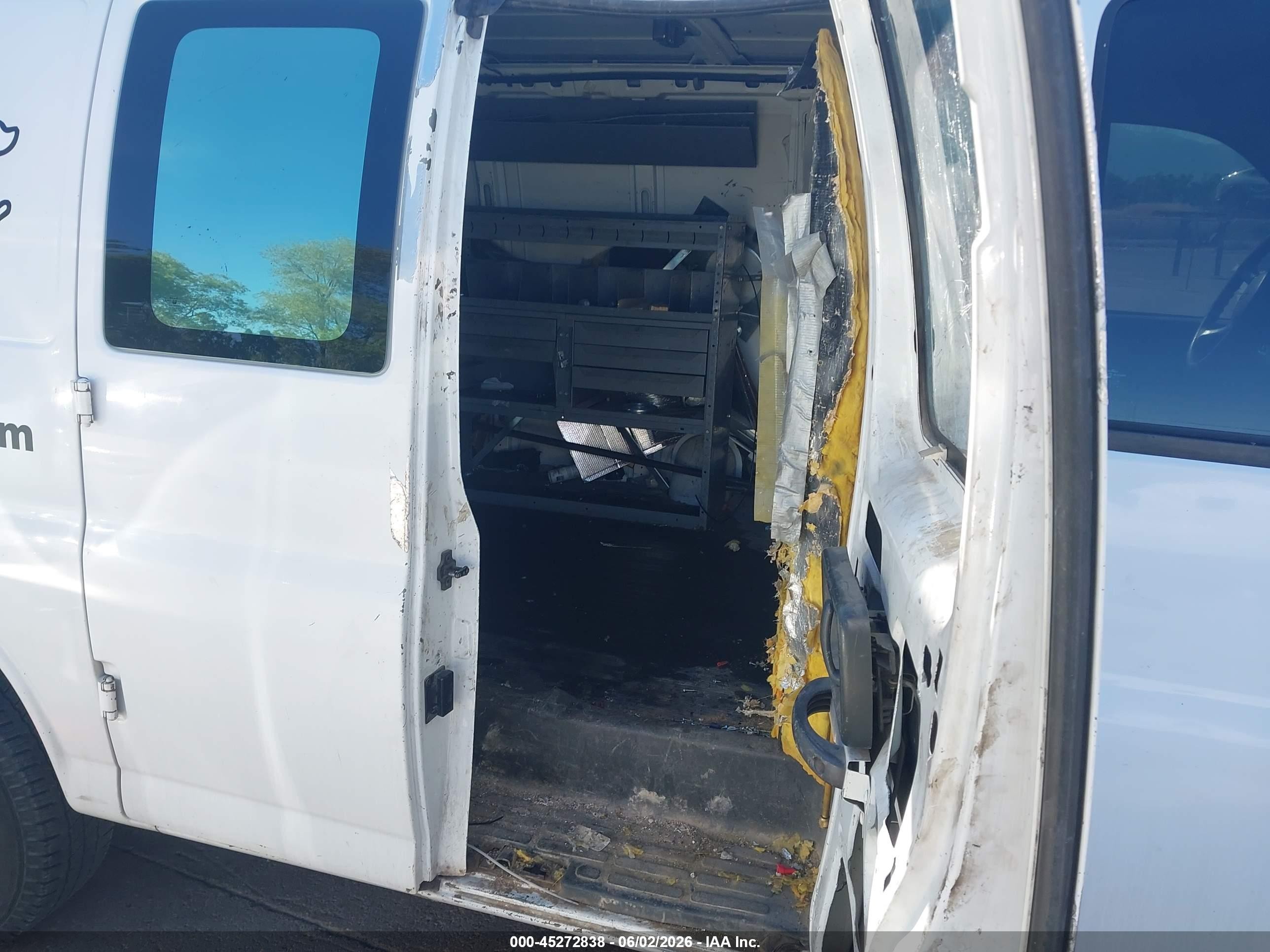 1998 Chevrolet Chevy Van G2500 White vin: 1GCGG25W5W1067456