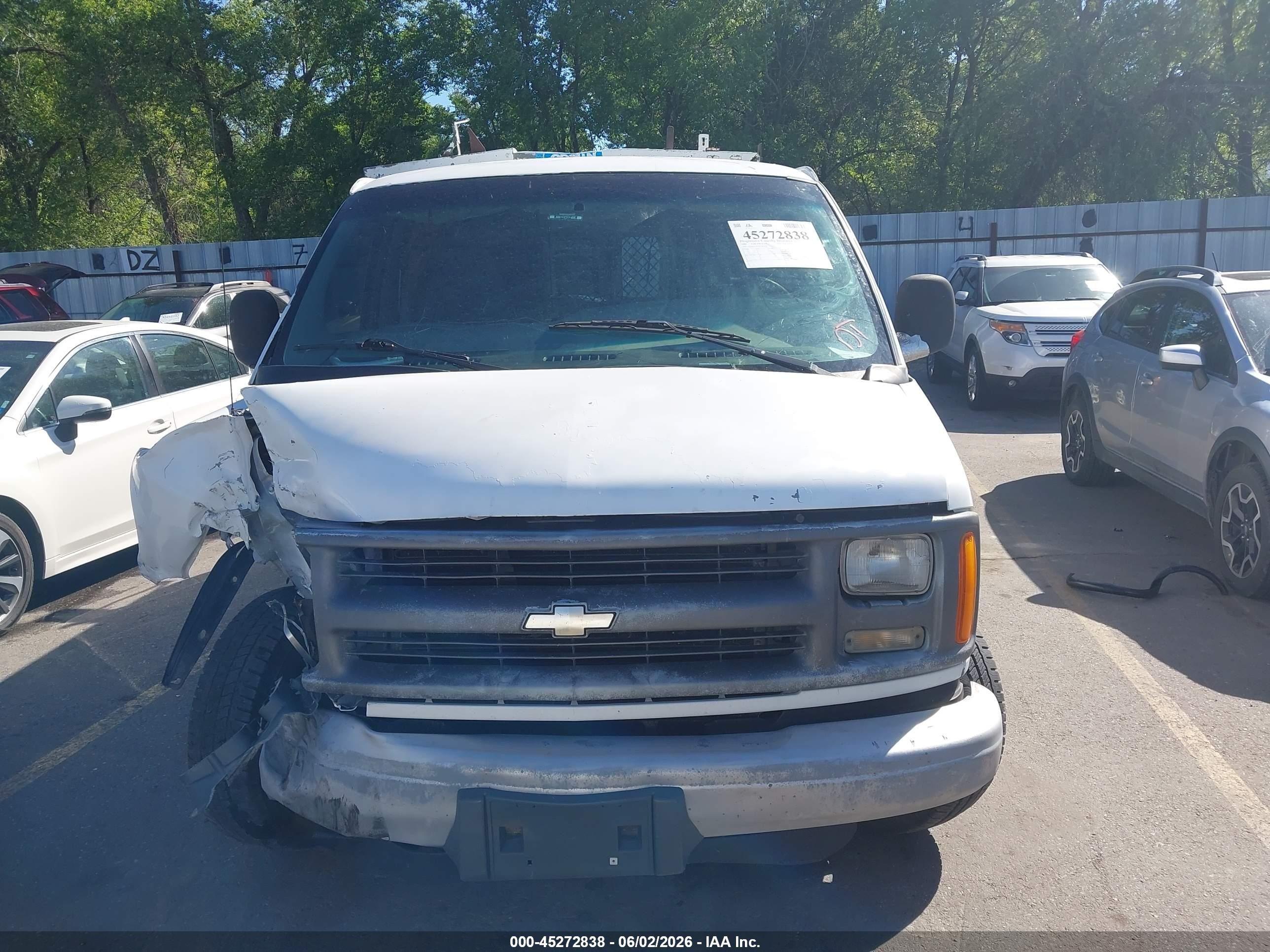 1998 Chevrolet Chevy Van G2500 White vin: 1GCGG25W5W1067456
