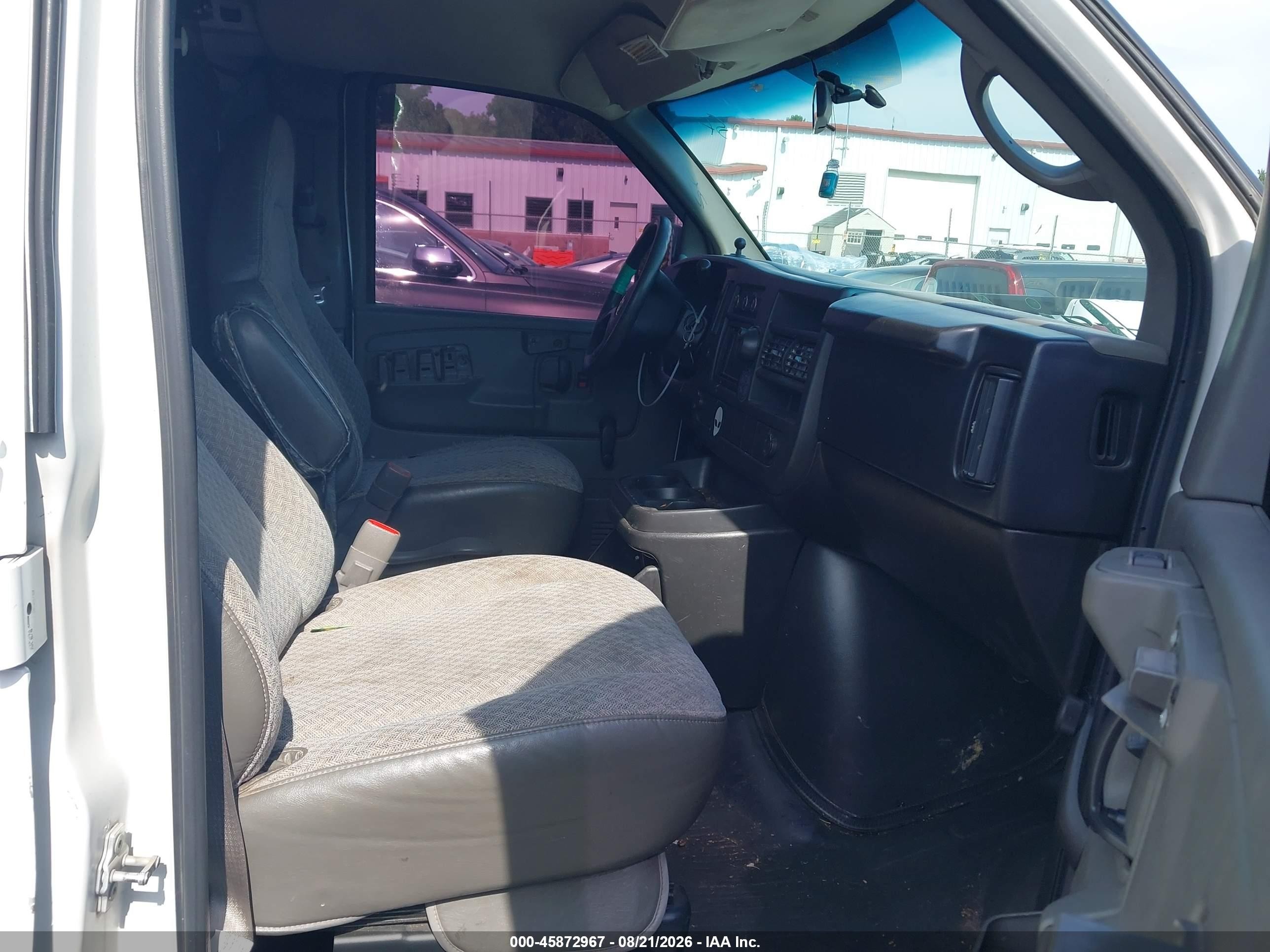 2008 Chevrolet Express Cargo Van Work Van Белый vin: 1GCGG29C081181271