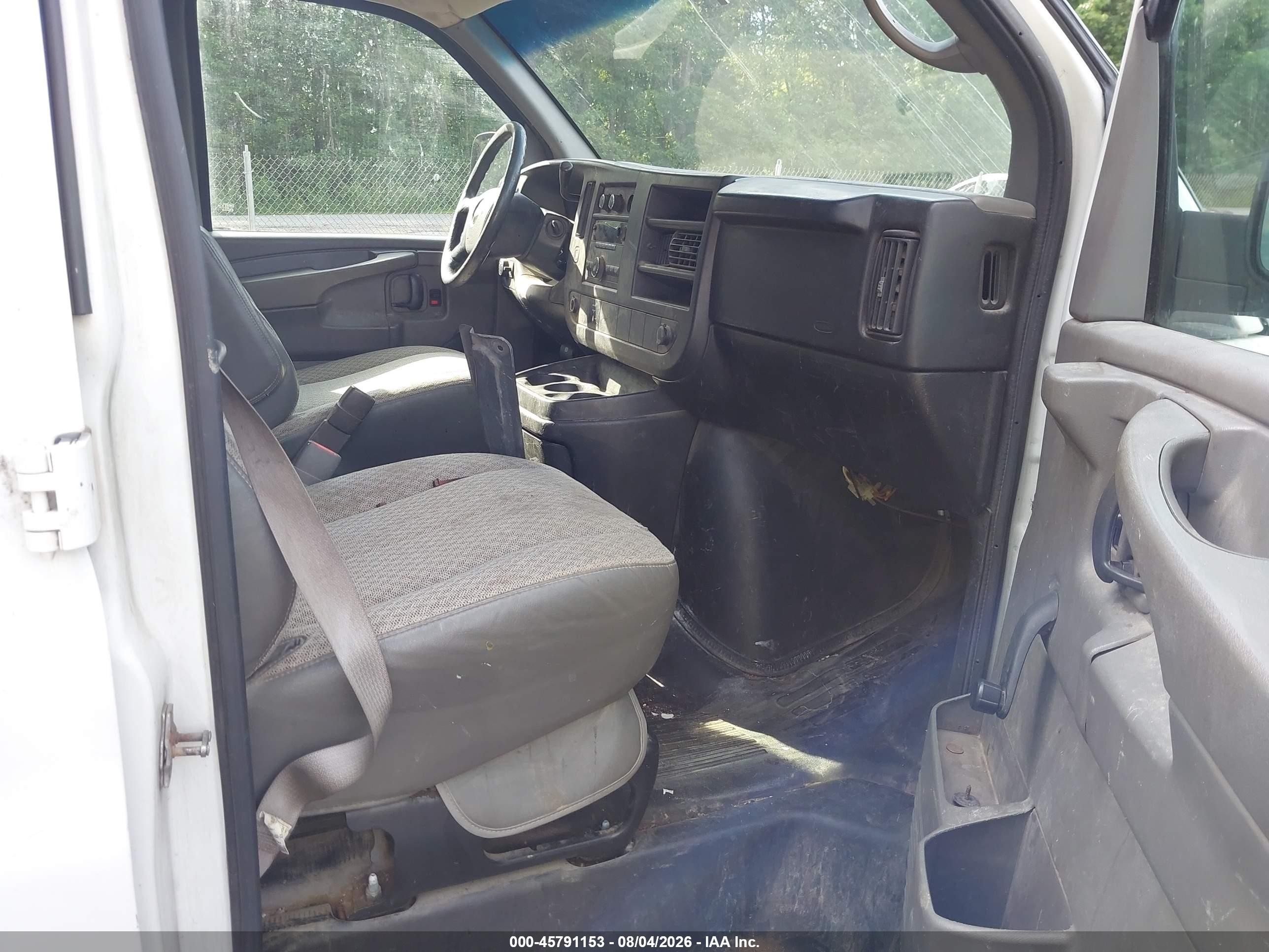 2009 Chevrolet Express Cargo Van Work Van White vin: 1GCGG29C791158345