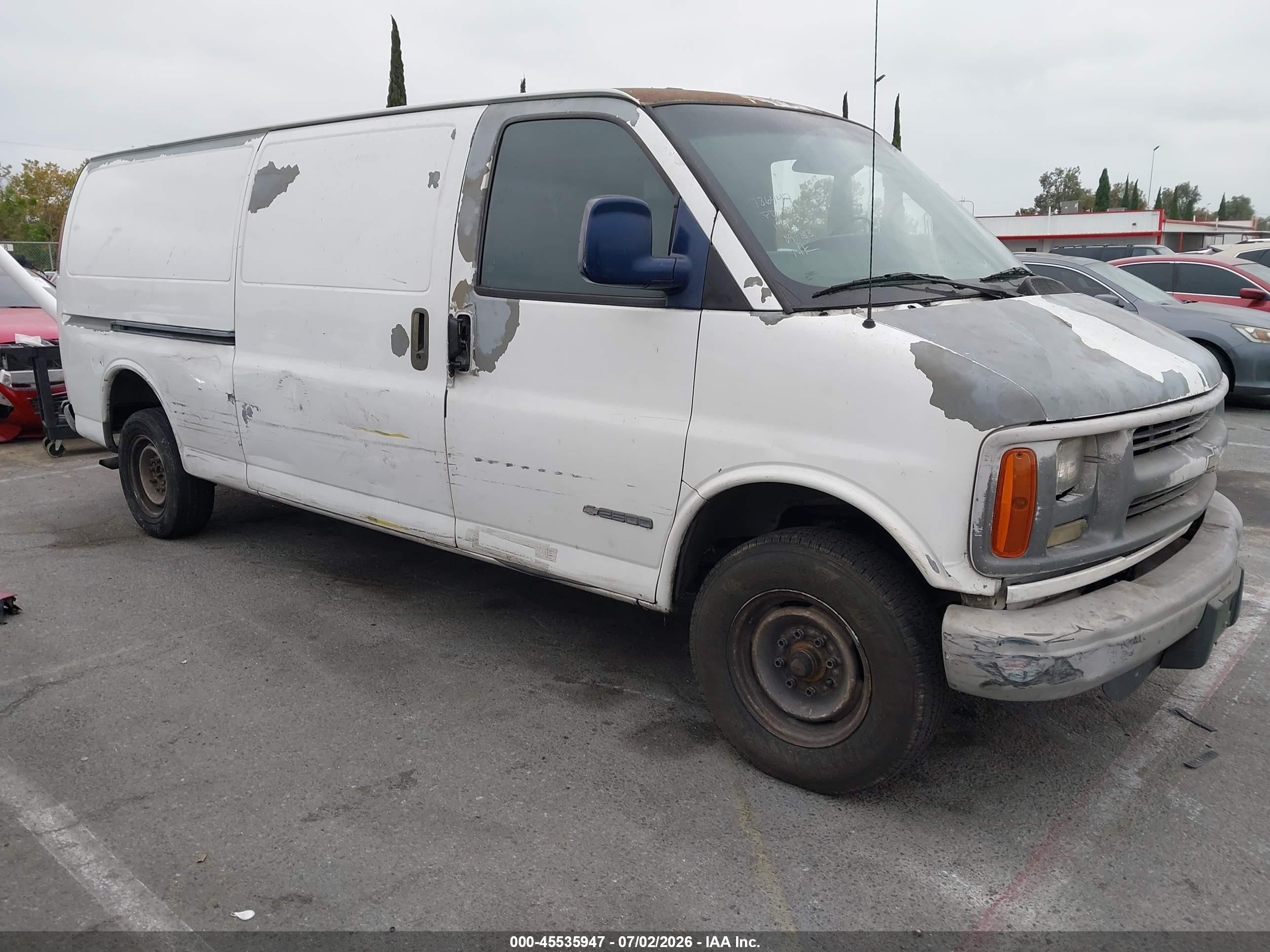 2002 Chevrolet Express Cargo Van   White vin: 1GCGG29R821173558