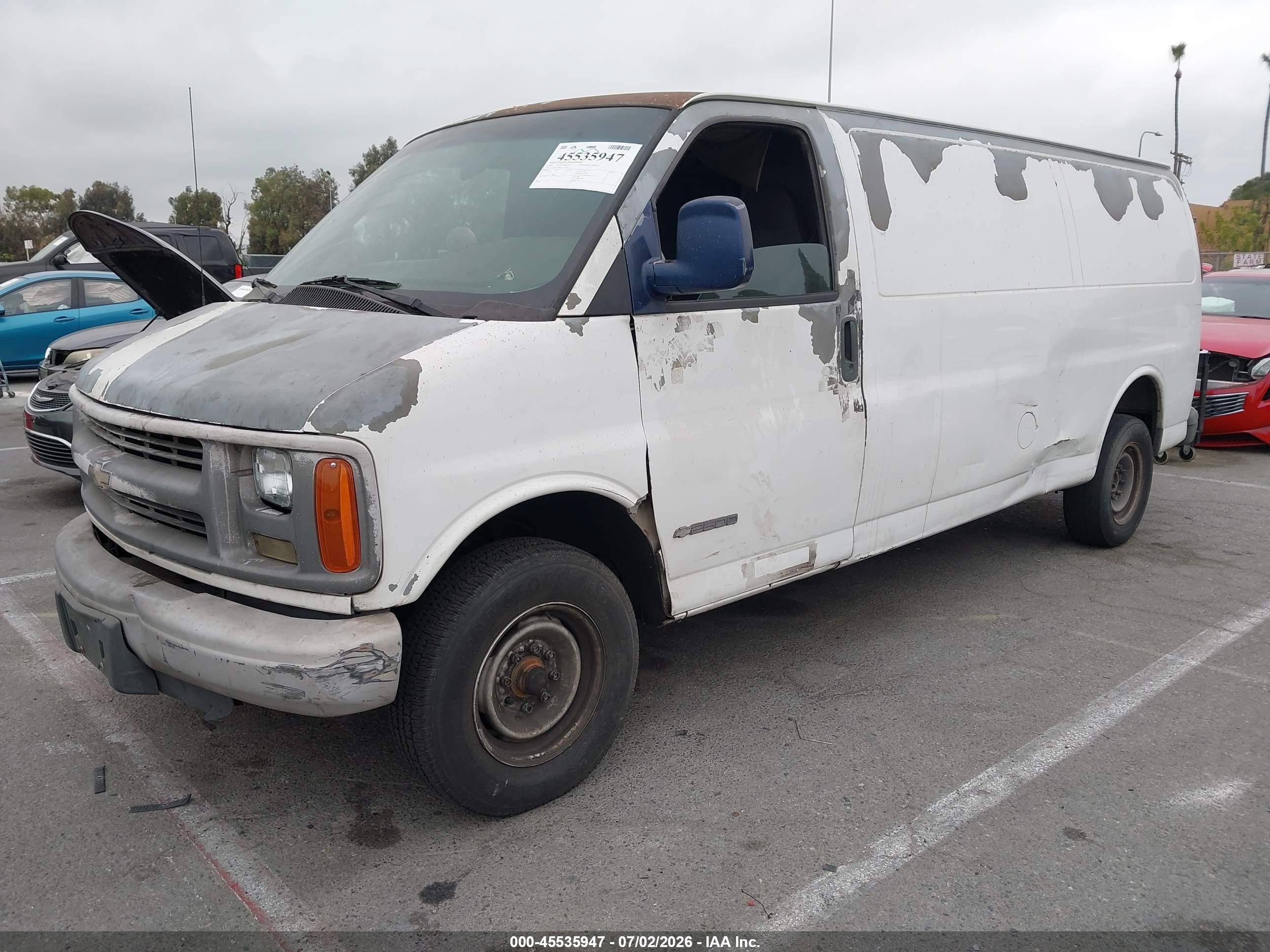 2002 Chevrolet Express Cargo Van   White vin: 1GCGG29R821173558