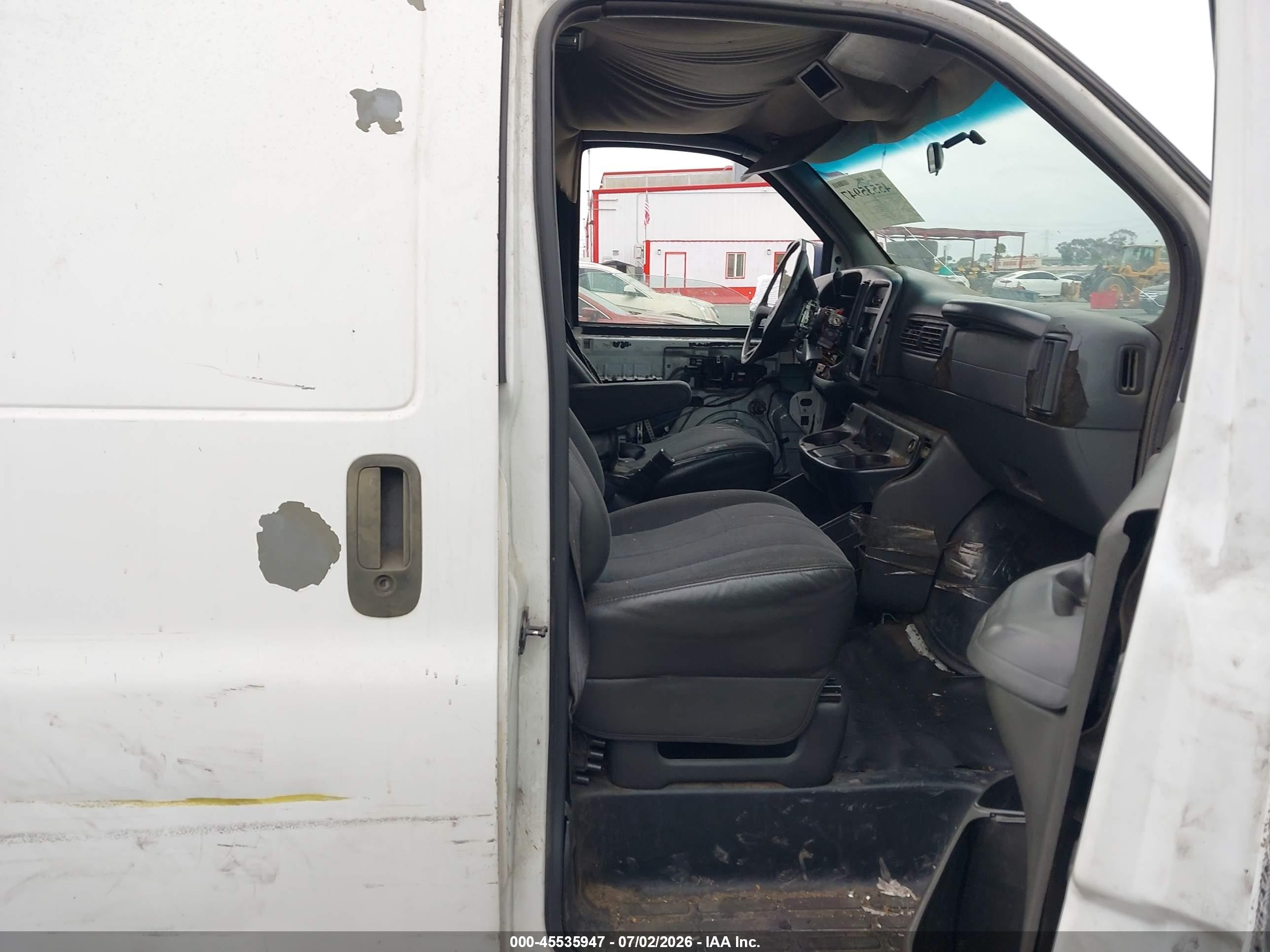 2002 Chevrolet Express Cargo Van   White vin: 1GCGG29R821173558