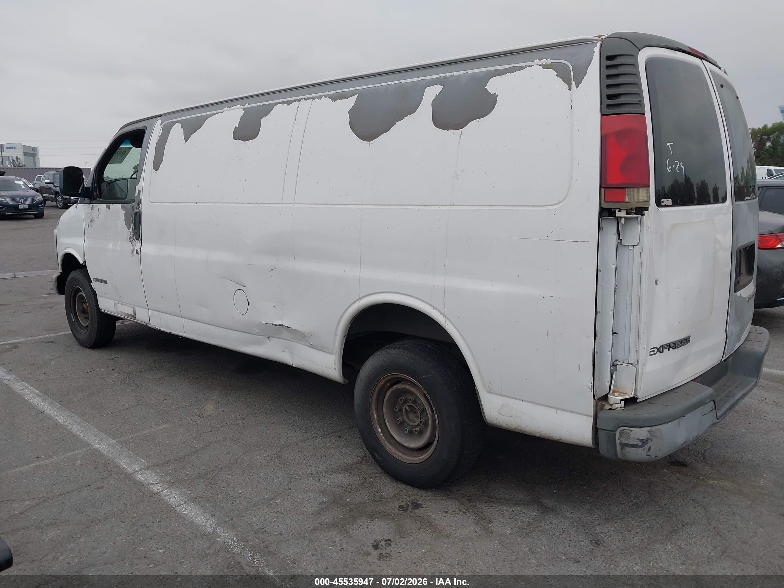 2002 Chevrolet Express Cargo Van   White vin: 1GCGG29R821173558