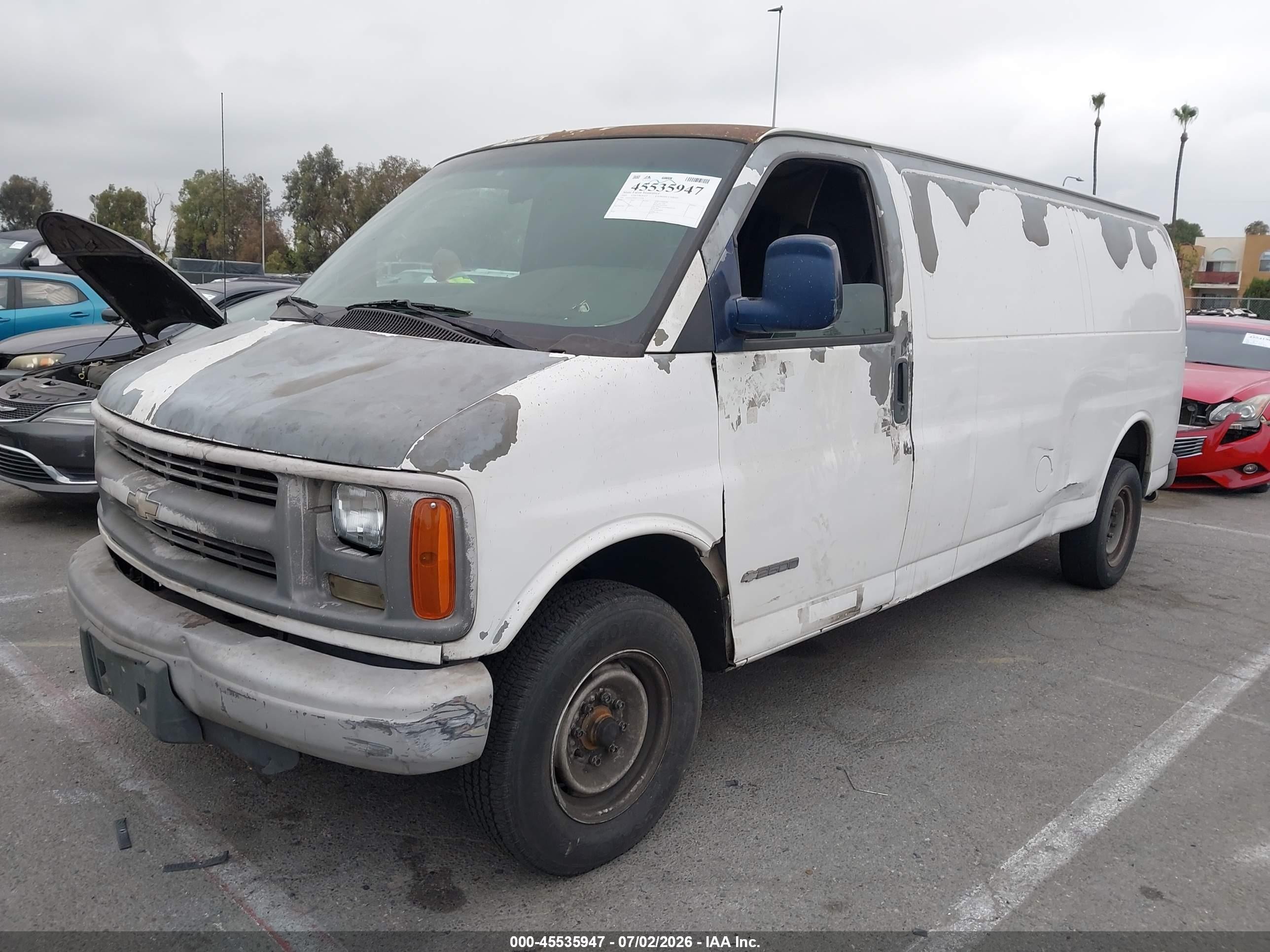 2002 Chevrolet Express Cargo Van   White vin: 1GCGG29R821173558