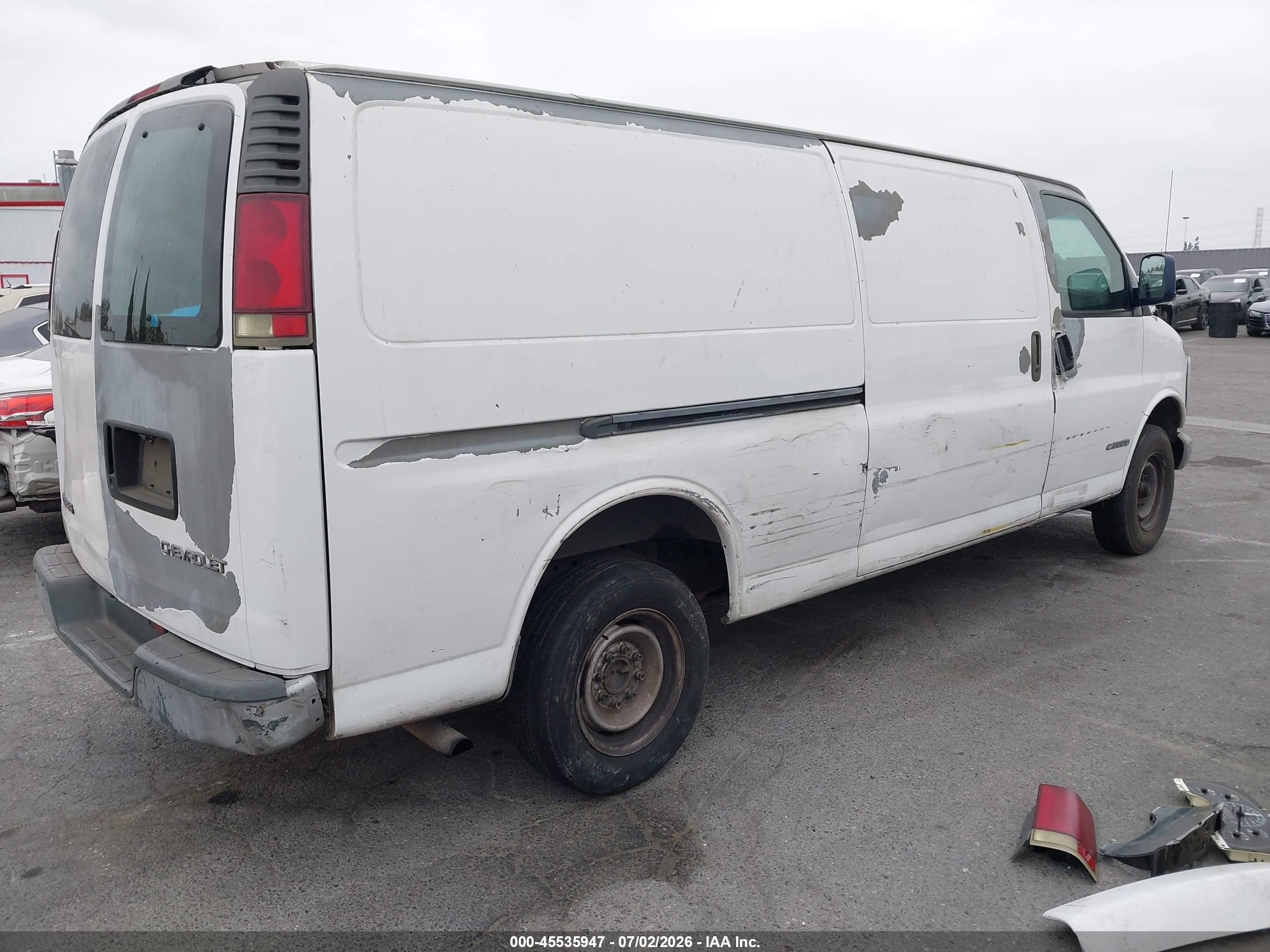 2002 Chevrolet Express Cargo Van   White vin: 1GCGG29R821173558