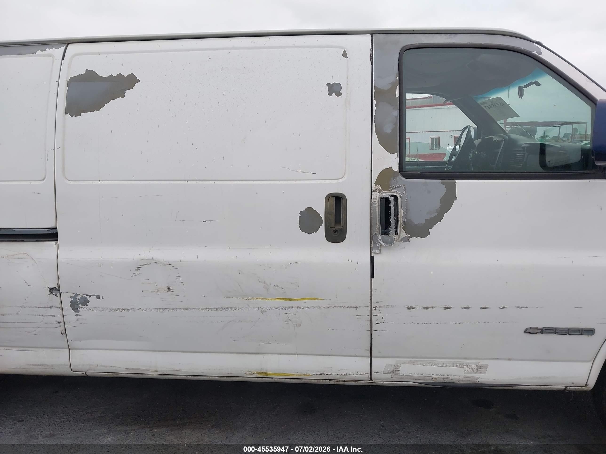 2002 Chevrolet Express Cargo Van   White vin: 1GCGG29R821173558