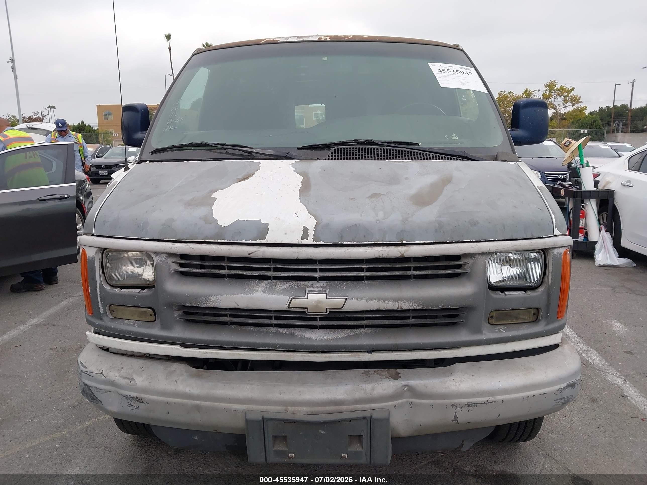 2002 Chevrolet Express Cargo Van   White vin: 1GCGG29R821173558